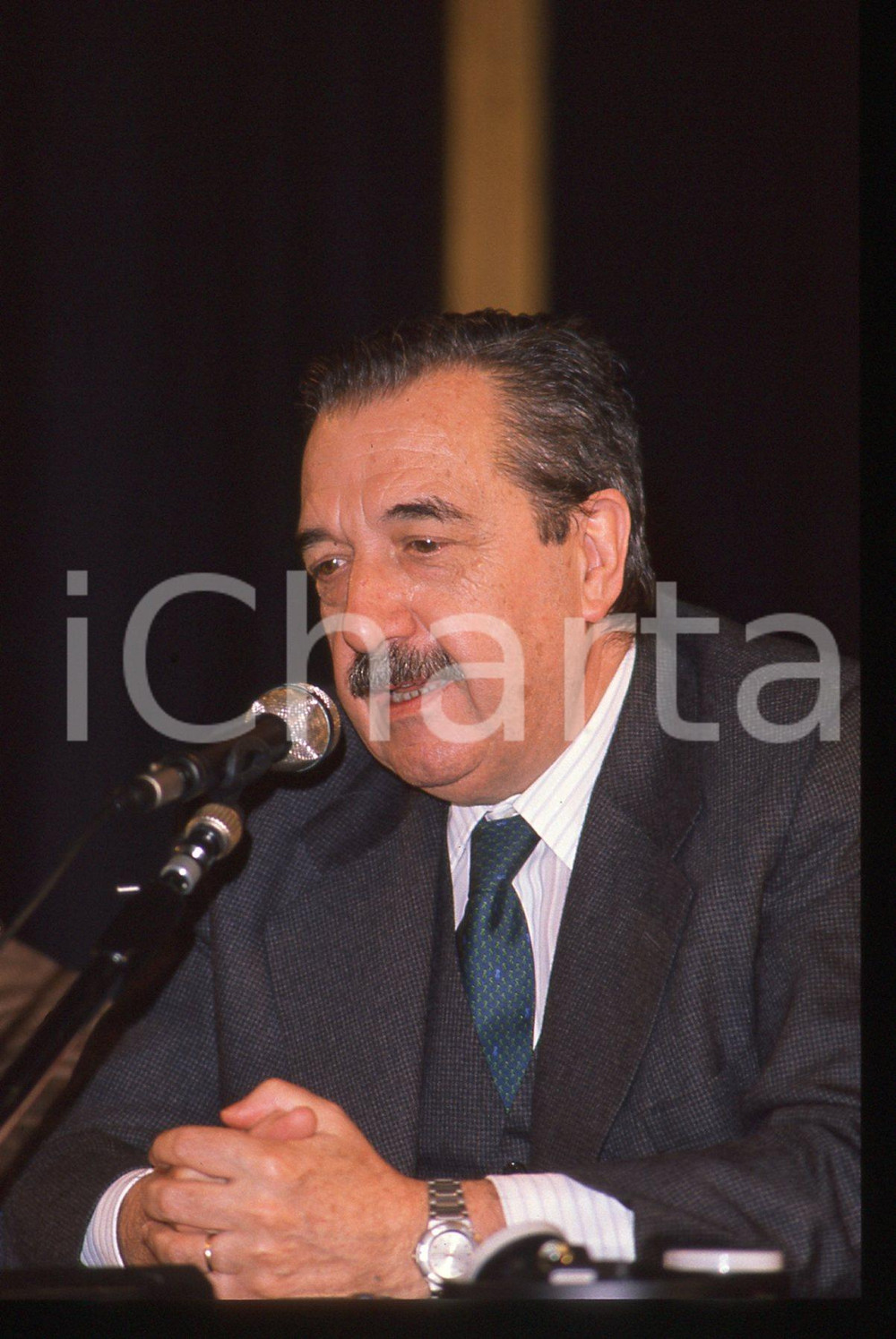 35mm vintage slide* 1988 ITALIA Raul Ricardo ALFONSIN Presidente argentino (11)  Diapositiva d'epoca, in formato 35 mm. CONDIZIONI: GOOD  Tutti i diritti riservati.E' severamente vietata la riproduzione. ICharta mette in vendita, sul negozio eBay e in esclusiva sul sito "icharta" il proprio archivio composto da numerose diapositive e negativi fotografici d'epoca, tutti originali e autentici, che attraversano la storia del costume italiano tra gli la fine degli anni Sessanta e Novanta.Si tratta di uno sguardo inedito sull'attualit&agrave;, la politica, la vita quotidiana, il gossip e la cultura, che fotografa il cambiamento della nazione in quest'ultimo scorcio del XX secolo. Un'occasione unica per il mercato del collezionismo, che vede finalmente disponibile un archivio eccezionale per vastit&agrave;, tematiche e condizioni, in un settore (il negativo fotografico e la diapositiva) di assoluta novit&agrave; e dalle interessanti prospettive di investimento.  originale e autentica 1