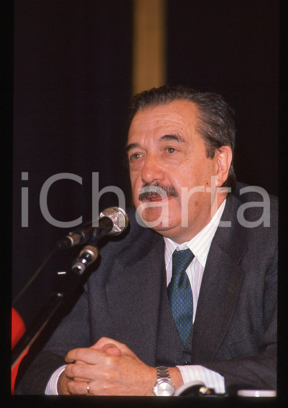 35mm vintage slide* 1988 ITALIA Raul Ricardo ALFONSIN Presidente argentino (36)  Diapositiva d'epoca, in formato 35 mm. CONDIZIONI: GOOD  Tutti i diritti riservati.E' severamente vietata la riproduzione. ICharta mette in vendita, sul negozio eBay e in esclusiva sul sito "icharta" il proprio archivio composto da numerose diapositive e negativi fotografici d'epoca, tutti originali e autentici, che attraversano la storia del costume italiano tra gli la fine degli anni Sessanta e Novanta.Si tratta di uno sguardo inedito sull'attualit&agrave;, la politica, la vita quotidiana, il gossip e la cultura, che fotografa il cambiamento della nazione in quest'ultimo scorcio del XX secolo. Un'occasione unica per il mercato del collezionismo, che vede finalmente disponibile un archivio eccezionale per vastit&agrave;, tematiche e condizioni, in un settore (il negativo fotografico e la diapositiva) di assoluta novit&agrave; e dalle interessanti prospettive di investimento.  originale e autentica 1