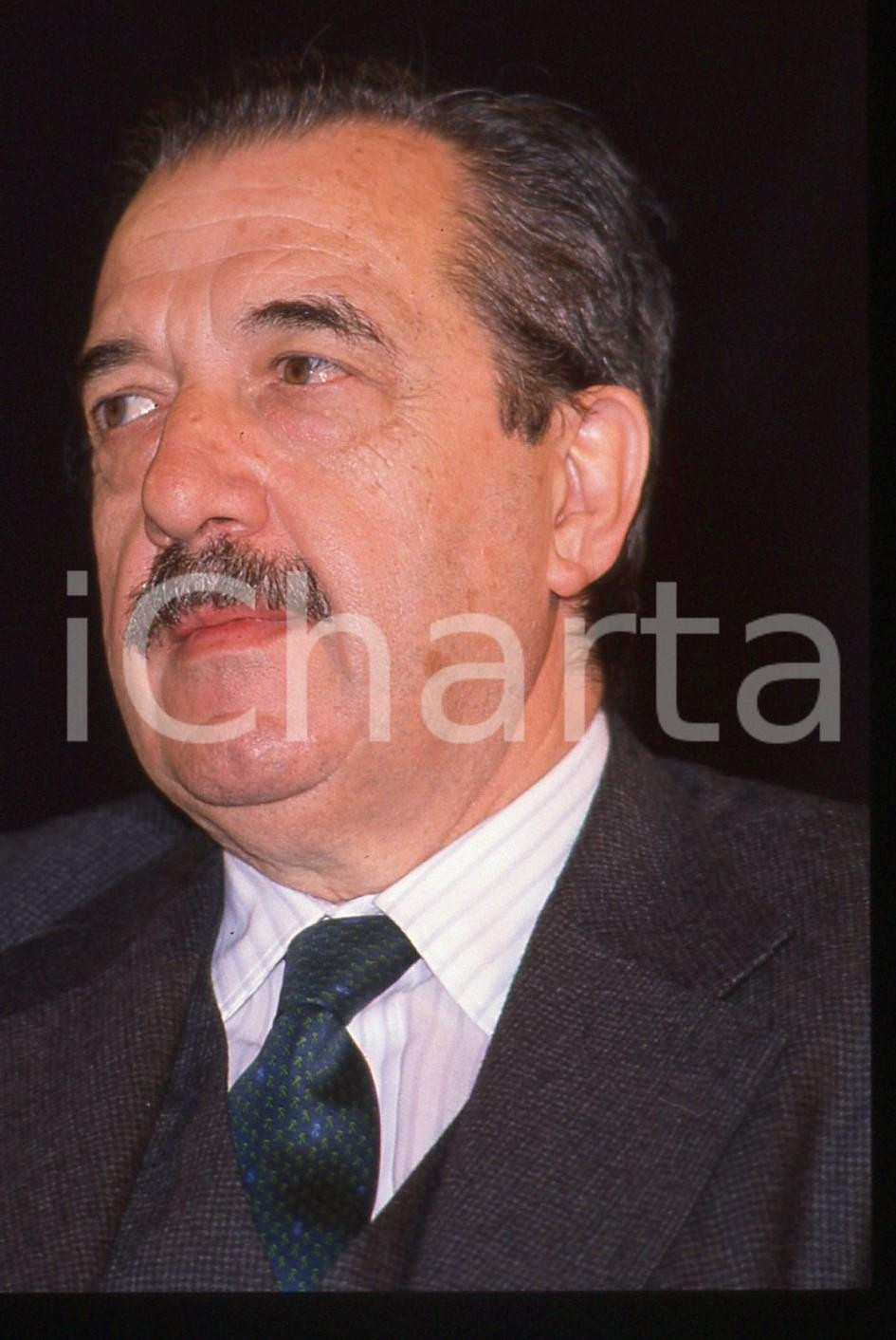 35mm vintage slide* 1988 ITALIA Raul Ricardo ALFONSIN Presidente argentino (37)  Diapositiva d'epoca, in formato 35 mm. CONDIZIONI: GOOD  Tutti i diritti riservati.E' severamente vietata la riproduzione. ICharta mette in vendita, sul negozio eBay e in esclusiva sul sito "icharta" il proprio archivio composto da numerose diapositive e negativi fotografici d'epoca, tutti originali e autentici, che attraversano la storia del costume italiano tra gli la fine degli anni Sessanta e Novanta.Si tratta di uno sguardo inedito sull'attualit&agrave;, la politica, la vita quotidiana, il gossip e la cultura, che fotografa il cambiamento della nazione in quest'ultimo scorcio del XX secolo. Un'occasione unica per il mercato del collezionismo, che vede finalmente disponibile un archivio eccezionale per vastit&agrave;, tematiche e condizioni, in un settore (il negativo fotografico e la diapositiva) di assoluta novit&agrave; e dalle interessanti prospettive di investimento.  originale e autentica 1