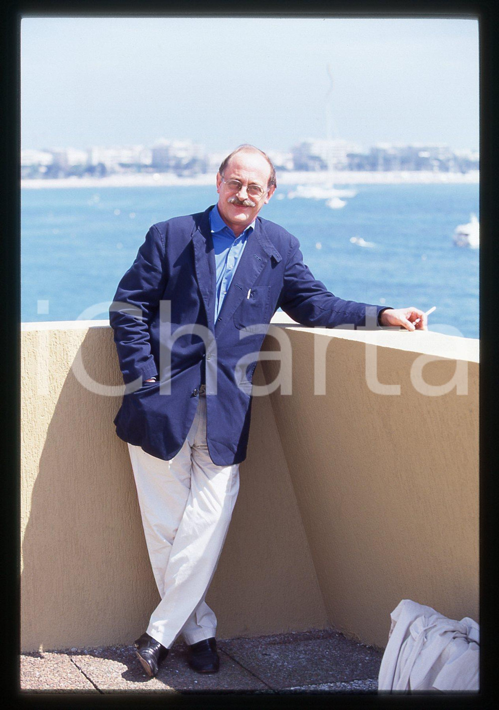 35mm vintage slide* 1996 CANNES Antonio TABUCCHI Ritratto dello scrittore (4)  Diapositiva d'epoca, in formato 35 mm. CONDIZIONI: GOOD  Tutti i diritti riservati.E' severamente vietata la riproduzione. ICharta mette in vendita, sul negozio eBay e in esclusiva sul sito "icharta" il proprio archivio composto da numerose diapositive e negativi fotografici d'epoca, tutti originali e autentici, che attraversano la storia del costume italiano tra gli la fine degli anni Sessanta e Novanta.Si tratta di uno sguardo inedito sull'attualit&agrave;, la politica, la vita quotidiana, il gossip e la cultura, che fotografa il cambiamento della nazione in quest'ultimo scorcio del XX secolo. Un'occasione unica per il mercato del collezionismo, che vede finalmente disponibile un archivio eccezionale per vastit&agrave;, tematiche e condizioni, in un settore (il negativo fotografico e la diapositiva) di assoluta novit&agrave; e dalle interessanti prospettive di investimento.  originale e autentica 1