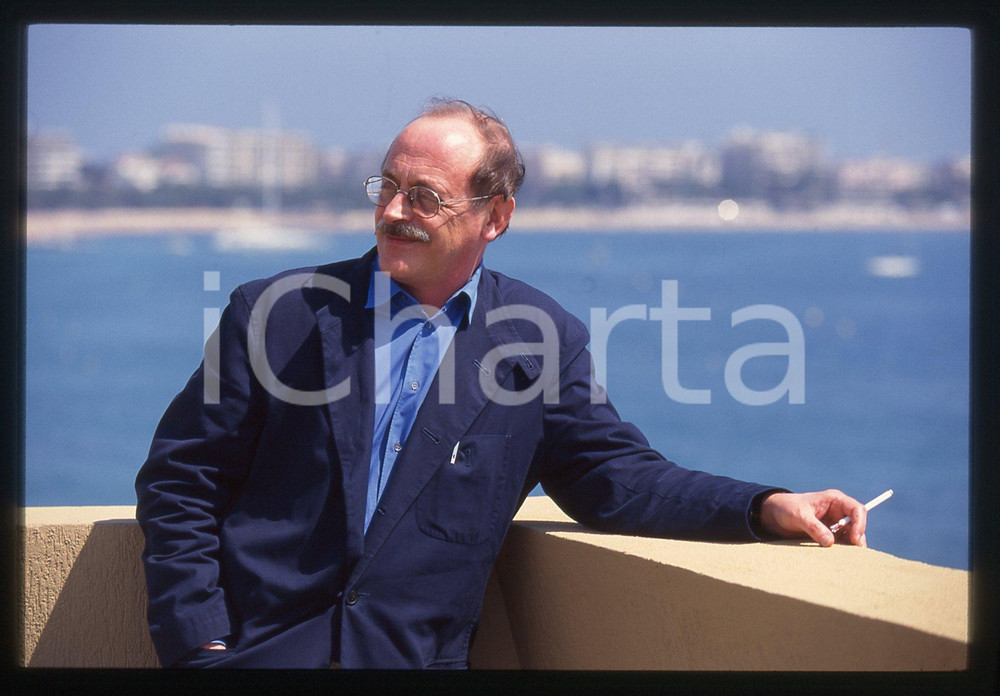 35mm vintage slide* 1996 CANNES Antonio TABUCCHI Ritratto dello scrittore (5)  Diapositiva d'epoca, in formato 35 mm. CONDIZIONI: GOOD  Tutti i diritti riservati.E' severamente vietata la riproduzione. ICharta mette in vendita, sul negozio eBay e in esclusiva sul sito "icharta" il proprio archivio composto da numerose diapositive e negativi fotografici d'epoca, tutti originali e autentici, che attraversano la storia del costume italiano tra gli la fine degli anni Sessanta e Novanta.Si tratta di uno sguardo inedito sull'attualit&agrave;, la politica, la vita quotidiana, il gossip e la cultura, che fotografa il cambiamento della nazione in quest'ultimo scorcio del XX secolo. Un'occasione unica per il mercato del collezionismo, che vede finalmente disponibile un archivio eccezionale per vastit&agrave;, tematiche e condizioni, in un settore (il negativo fotografico e la diapositiva) di assoluta novit&agrave; e dalle interessanti prospettive di investimento.  originale e autentica 1