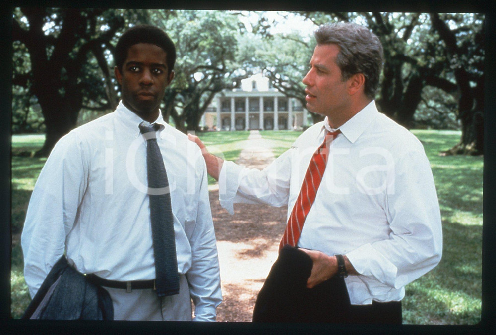 35mm vintage slide* 1998 Film PRIMARY COLORS - John TRAVOLTA Adrian LESTER (1)   Diapositiva d'epoca, in formato 35 mm.  CONDIZIONI: GOOD   Tutti i diritti riservati.E' severamente vietata la riproduzione.  ICharta mette in vendita, sul negozio eBay e in esclusiva sul sito "icharta" il proprio archivio composto da numerose diapositive e negativi fotografici d'epoca, tutti originali e autentici, che attraversano la storia del costume italiano tra gli la fine degli anni Sessanta e Novanta.Si tratta di uno sguardo inedito sull'attualit&agrave;, la politica, la vita quotidiana, il gossip e la cultura, che fotografa il cambiamento della nazione in quest'ultimo scorcio del XX secolo. Un'occasione unica per il mercato del collezionismo, che vede finalmente disponibile un archivio eccezionale per vastit&agrave;, tematiche e condizioni, in un settore (il negativo fotografico e la diapositiva) di assoluta novit&agrave; e dalle interessanti prospettive di investimento.   originale e autentica 1