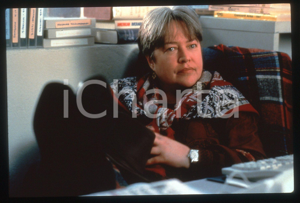 35mm vintage slide* 1998 Film PRIMARY COLORS - Kathy BATES in una scena (1)   Diapositiva d'epoca, in formato 35 mm.  CONDIZIONI: GOOD   Tutti i diritti riservati.E' severamente vietata la riproduzione.  ICharta mette in vendita, sul negozio eBay e in esclusiva sul sito "icharta" il proprio archivio composto da numerose diapositive e negativi fotografici d'epoca, tutti originali e autentici, che attraversano la storia del costume italiano tra gli la fine degli anni Sessanta e Novanta.Si tratta di uno sguardo inedito sull'attualit&agrave;, la politica, la vita quotidiana, il gossip e la cultura, che fotografa il cambiamento della nazione in quest'ultimo scorcio del XX secolo. Un'occasione unica per il mercato del collezionismo, che vede finalmente disponibile un archivio eccezionale per vastit&agrave;, tematiche e condizioni, in un settore (il negativo fotografico e la diapositiva) di assoluta novit&agrave; e dalle interessanti prospettive di investimento.   originale e autentica 1
