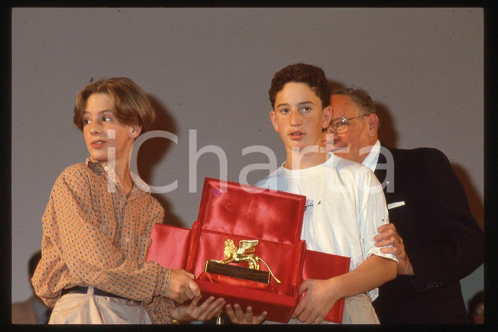 35mm vintage slide* 1987 VENICE Film Festival Gaspard MANESSE Raphael FEJTO 3  Diapositiva d'epoca, in formato 35 mm.CONDIZIONI: GOODE' severamente vietata la riproduzione. Tutti i diritti sono riservati.Nella diapositiva ICharta mette in vendita, sul negozio eBay e in esclusiva sul sito "icharta" il proprio archivio composto da numerose diapositive e negativi fotografici d'epoca, tutti originali e autentici, che attraversano la storia del costume italiano tra gli la fine degli anni Sessanta e Novanta.Si tratta di uno sguardo inedito sull'attualit&agrave;, la politica, la vita quotidiana, il gossip e la cultura, che fotografa il cambiamento della nazione in quest'ultimo scorcio del XX secolo. Un'occasione unica per il mercato del collezionismo, che vede finalmente disponibile un archivio eccezionale per vastit&agrave;, tematiche e condizioni, in un settore (il negativo fotografico e la diapositiva) di assoluta novit&agrave; e dalle interessanti prospettive di investimento.  CONDIZIONI:FAIR/discreto originale e autentica 1