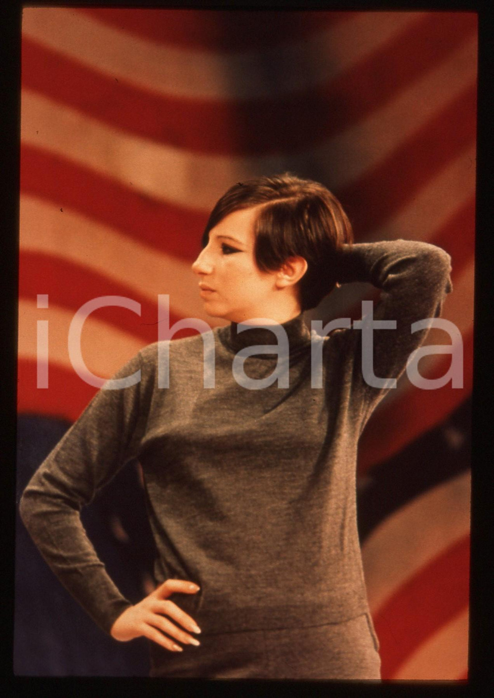 35mm vintage slide* 1980 ca MUSICA Barbra STREISAND Ritratto della cantante (1)  Diapositiva d'epoca, in formato 35 mm.CONDIZIONI: GOOD  Tutti i diritti riservati.E' severamente vietata la riproduzione. ICharta mette in vendita, sul negozio eBay e in esclusiva sul sito "icharta" il proprio archivio composto da numerose diapositive e negativi fotografici d'epoca, tutti originali e autentici, che attraversano la storia del costume italiano tra gli la fine degli anni Sessanta e Novanta.Si tratta di uno sguardo inedito sull'attualit&agrave;, la politica, la vita quotidiana, il gossip e la cultura, che fotografa il cambiamento della nazione in quest'ultimo scorcio del XX secolo. Un'occasione unica per il mercato del collezionismo, che vede finalmente disponibile un archivio eccezionale per vastit&agrave;, tematiche e condizioni, in un settore (il negativo fotografico e la diapositiva) di assoluta novit&agrave; e dalle interessanti prospettive di investimento.  originale e autentica 1