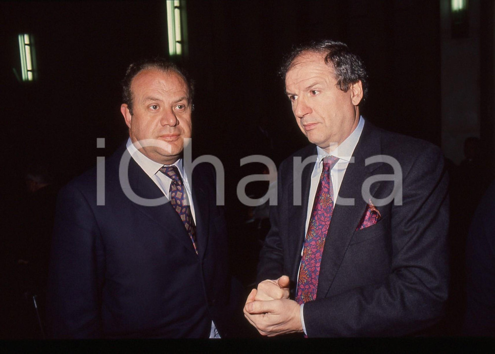 35mm vintage slide* 1990 ca MILANO Carlo VISCO GILARDI Ritratto politico PRI (1)  Diapositiva d'epoca, in formato 35 mm.CONDIZIONI: GOOD  Tutti i diritti riservati.E' severamente vietata la riproduzione. ICharta mette in vendita, sul negozio eBay e in esclusiva sul sito "icharta" il proprio archivio composto da numerose diapositive e negativi fotografici d'epoca, tutti originali e autentici, che attraversano la storia del costume italiano tra gli la fine degli anni Sessanta e Novanta.Si tratta di uno sguardo inedito sull'attualit&agrave;, la politica, la vita quotidiana, il gossip e la cultura, che fotografa il cambiamento della nazione in quest'ultimo scorcio del XX secolo. Un'occasione unica per il mercato del collezionismo, che vede finalmente disponibile un archivio eccezionale per vastit&agrave;, tematiche e condizioni, in un settore (il negativo fotografico e la diapositiva) di assoluta novit&agrave; e dalle interessanti prospettive di investimento.  originale e autentica 1