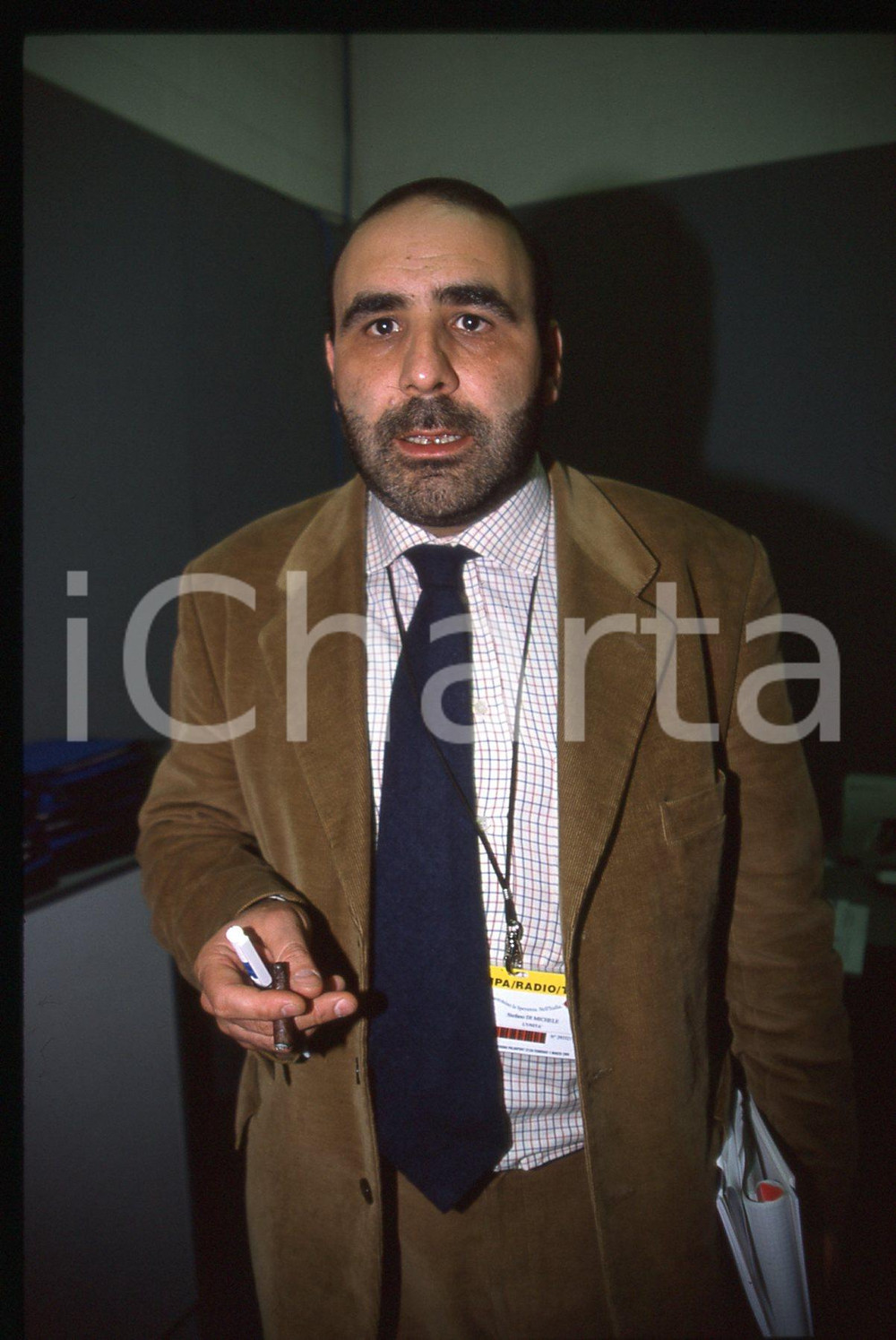 35mm vintage slide* 2000ca COSTUME Stefano DI MICHELE Ritratto del giornalista 1  Diapositiva d'epoca, in formato 35 mm. CONDIZIONI: GOOD  Tutti i diritti riservati.E' severamente vietata la riproduzione. ICharta mette in vendita, sul negozio eBay e in esclusiva sul sito "icharta" il proprio archivio composto da numerose diapositive e negativi fotografici d'epoca, tutti originali e autentici, che attraversano la storia del costume italiano tra gli la fine degli anni Sessanta e Novanta.Si tratta di uno sguardo inedito sull'attualit&agrave;, la politica, la vita quotidiana, il gossip e la cultura, che fotografa il cambiamento della nazione in quest'ultimo scorcio del XX secolo. Un'occasione unica per il mercato del collezionismo, che vede finalmente disponibile un archivio eccezionale per vastit&agrave;, tematiche e condizioni, in un settore (il negativo fotografico e la diapositiva) di assoluta novit&agrave; e dalle interessanti prospettive di investimento.  originale e autentica 1