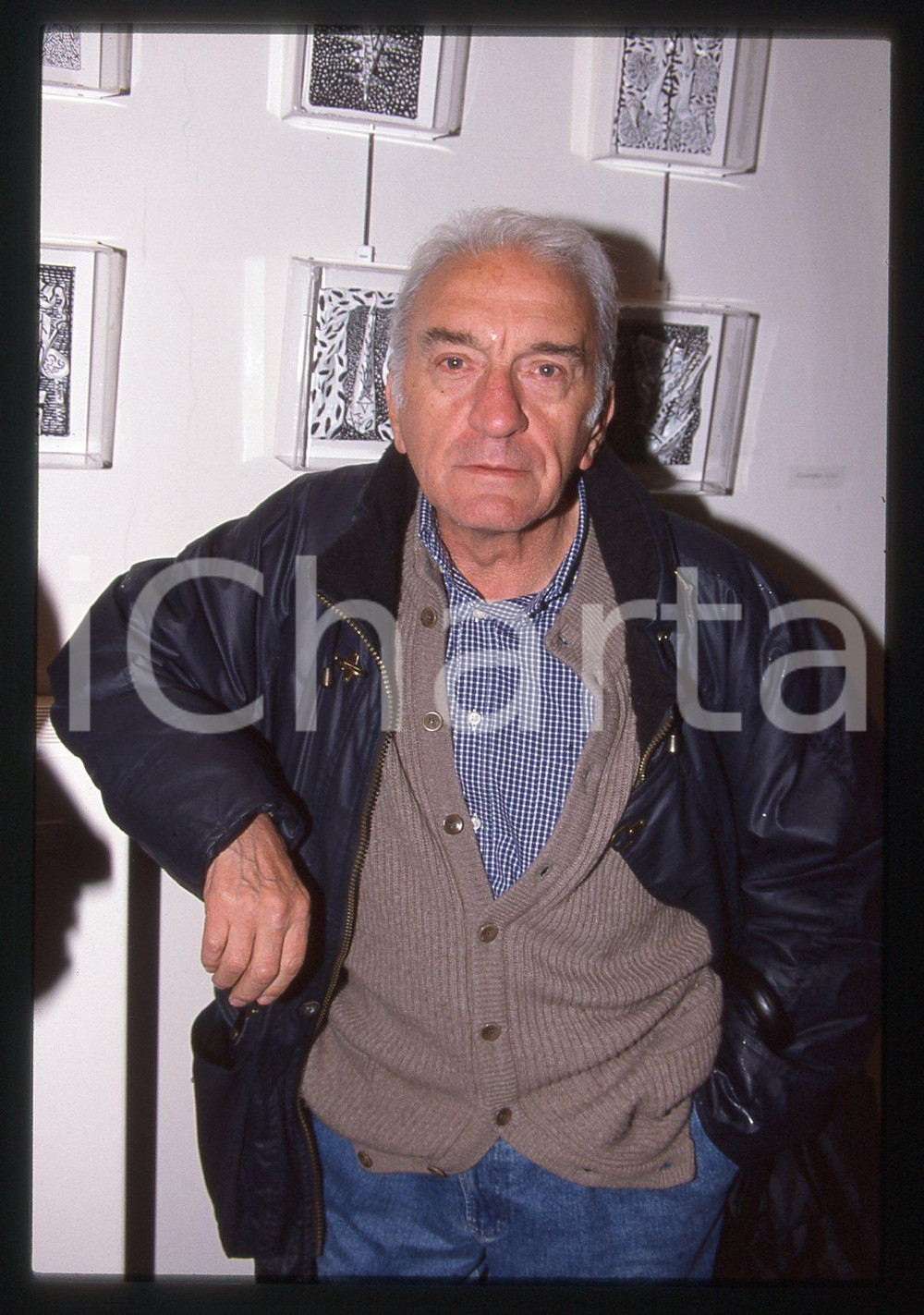 35mm vintage slide* 1995 ca COSTUME Marco NOZZA Ritratto del giornalista (1)  Diapositiva d'epoca, in formato 35 mm. CONDIZIONI: GOOD  Tutti i diritti riservati.E' severamente vietata la riproduzione. ICharta mette in vendita, sul negozio eBay e in esclusiva sul sito "icharta" il proprio archivio composto da numerose diapositive e negativi fotografici d'epoca, tutti originali e autentici, che attraversano la storia del costume italiano tra gli la fine degli anni Sessanta e Novanta.Si tratta di uno sguardo inedito sull'attualit&agrave;, la politica, la vita quotidiana, il gossip e la cultura, che fotografa il cambiamento della nazione in quest'ultimo scorcio del XX secolo. Un'occasione unica per il mercato del collezionismo, che vede finalmente disponibile un archivio eccezionale per vastit&agrave;, tematiche e condizioni, in un settore (il negativo fotografico e la diapositiva) di assoluta novit&agrave; e dalle interessanti prospettive di investimento.  originale e autentica 1