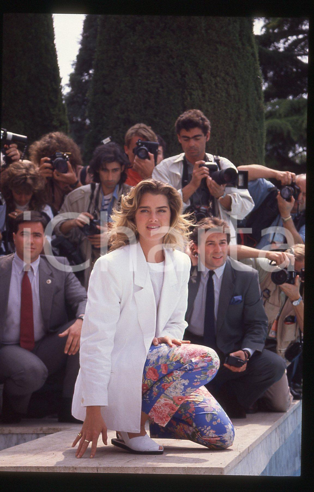 35mm vintage slide* 1990 FESTIVAL DI CANNES Brooke SHIELDS - Photocall (4)  Diapositiva d'epoca, in formato 35 mm. CONDIZIONI: GOOD  Tutti i diritti riservati.E' severamente vietata la riproduzione. ICharta mette in vendita, sul negozio eBay e in esclusiva sul sito "icharta" il proprio archivio composto da numerose diapositive e negativi fotografici d'epoca, tutti originali e autentici, che attraversano la storia del costume italiano tra gli la fine degli anni Sessanta e Novanta.Si tratta di uno sguardo inedito sull'attualit&agrave;, la politica, la vita quotidiana, il gossip e la cultura, che fotografa il cambiamento della nazione in quest'ultimo scorcio del XX secolo. Un'occasione unica per il mercato del collezionismo, che vede finalmente disponibile un archivio eccezionale per vastit&agrave;, tematiche e condizioni, in un settore (il negativo fotografico e la diapositiva) di assoluta novit&agrave; e dalle interessanti prospettive di investimento.  originale e autentica 1