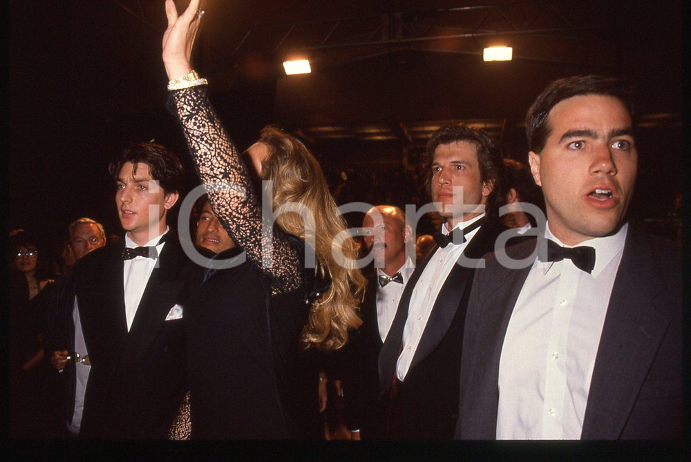35mm vintage slide* 1990 FESTIVAL DI CANNES Brooke SHIELDS saluta i fans (1)  Diapositiva d'epoca, in formato 35 mm. CONDIZIONI: GOOD Tutti i diritti riservati.E' severamente vietata la riproduzione. ICharta mette in vendita, sul negozio eBay e in esclusiva sul sito "icharta" il proprio archivio composto da numerose diapositive e negativi fotografici d'epoca, tutti originali e autentici, che attraversano la storia del costume italiano tra gli la fine degli anni Sessanta e Novanta.Si tratta di uno sguardo inedito sull'attualit&agrave;, la politica, la vita quotidiana, il gossip e la cultura, che fotografa il cambiamento della nazione in quest'ultimo scorcio del XX secolo. Un'occasione unica per il mercato del collezionismo, che vede finalmente disponibile un archivio eccezionale per vastit&agrave;, tematiche e condizioni, in un settore (il negativo fotografico e la diapositiva) di assoluta novit&agrave; e dalle interessanti prospettive di investimento.  originale e autentica 1