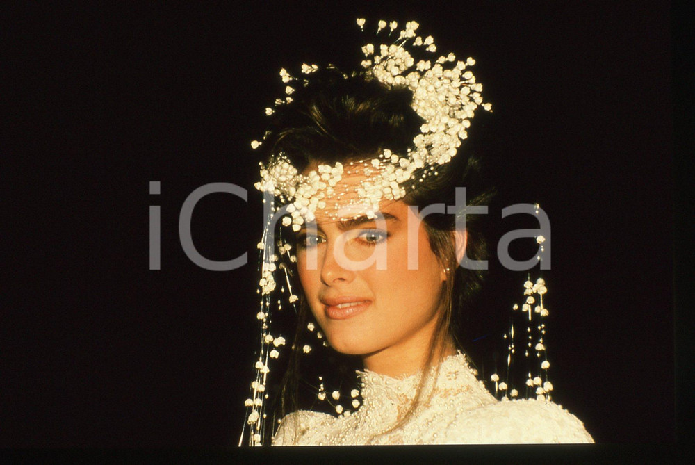 35mm vintage slide* 1985 NEW YORK - Brooke SHIELDS in abito da sposa *Ritratto 1  Diapositiva d'epoca, in formato 35 mm. CONDIZIONI: GOOD Tutti i diritti riservati.E' severamente vietata la riproduzione. ICharta mette in vendita, sul negozio eBay e in esclusiva sul sito "icharta" il proprio archivio composto da numerose diapositive e negativi fotografici d'epoca, tutti originali e autentici, che attraversano la storia del costume italiano tra gli la fine degli anni Sessanta e Novanta.Si tratta di uno sguardo inedito sull'attualit&agrave;, la politica, la vita quotidiana, il gossip e la cultura, che fotografa il cambiamento della nazione in quest'ultimo scorcio del XX secolo. Un'occasione unica per il mercato del collezionismo, che vede finalmente disponibile un archivio eccezionale per vastit&agrave;, tematiche e condizioni, in un settore (il negativo fotografico e la diapositiva) di assoluta novit&agrave; e dalle interessanti prospettive di investimento.  originale e autentica 1