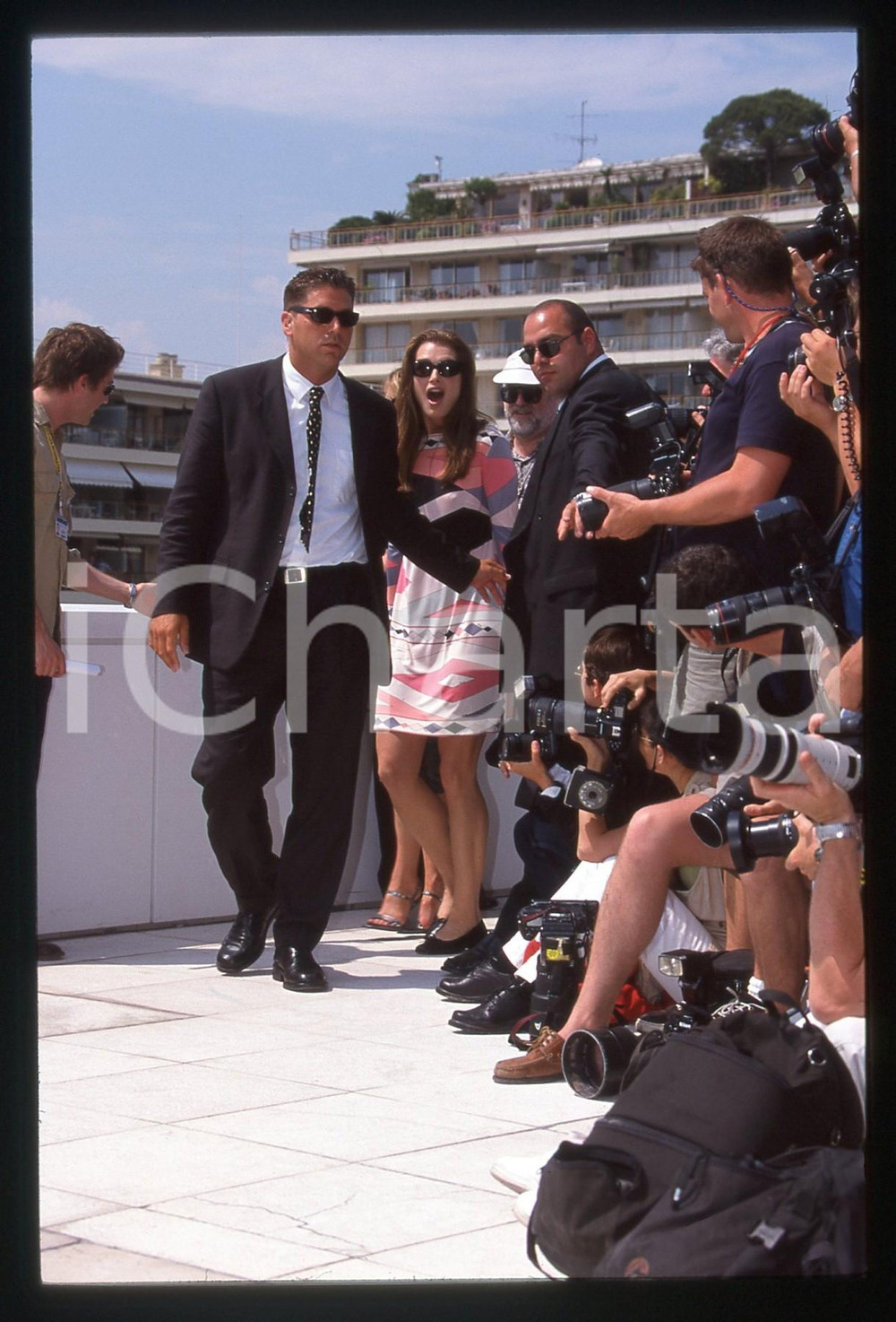 35mm vintage slide* 1998 FESTIVAL DI CANNES Brooke SHIELDS tra i fotografi (1)  Diapositiva d'epoca, in formato 35 mm. CONDIZIONI: GOOD  Tutti i diritti riservati.E' severamente vietata la riproduzione. ICharta mette in vendita, sul negozio eBay e in esclusiva sul sito "icharta" il proprio archivio composto da numerose diapositive e negativi fotografici d'epoca, tutti originali e autentici, che attraversano la storia del costume italiano tra gli la fine degli anni Sessanta e Novanta.Si tratta di uno sguardo inedito sull'attualit&agrave;, la politica, la vita quotidiana, il gossip e la cultura, che fotografa il cambiamento della nazione in quest'ultimo scorcio del XX secolo. Un'occasione unica per il mercato del collezionismo, che vede finalmente disponibile un archivio eccezionale per vastit&agrave;, tematiche e condizioni, in un settore (il negativo fotografico e la diapositiva) di assoluta novit&agrave; e dalle interessanti prospettive di investimento.  originale e autentica 1