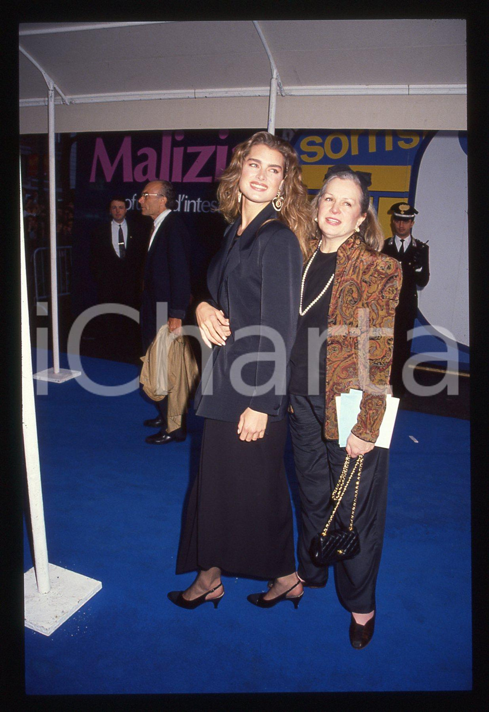 35mm vintage slide* 1990 MILANO Brooke SHIELDS alla NOTTE DEI TELEGATTI (2)  Diapositiva d'epoca, in formato 35 mm. CONDIZIONI: GOOD  Tutti i diritti riservati.E' severamente vietata la riproduzione. ICharta mette in vendita, sul negozio eBay e in esclusiva sul sito "icharta" il proprio archivio composto da numerose diapositive e negativi fotografici d'epoca, tutti originali e autentici, che attraversano la storia del costume italiano tra gli la fine degli anni Sessanta e Novanta.Si tratta di uno sguardo inedito sull'attualit&agrave;, la politica, la vita quotidiana, il gossip e la cultura, che fotografa il cambiamento della nazione in quest'ultimo scorcio del XX secolo. Un'occasione unica per il mercato del collezionismo, che vede finalmente disponibile un archivio eccezionale per vastit&agrave;, tematiche e condizioni, in un settore (il negativo fotografico e la diapositiva) di assoluta novit&agrave; e dalle interessanti prospettive di investimento.  originale e autentica 1