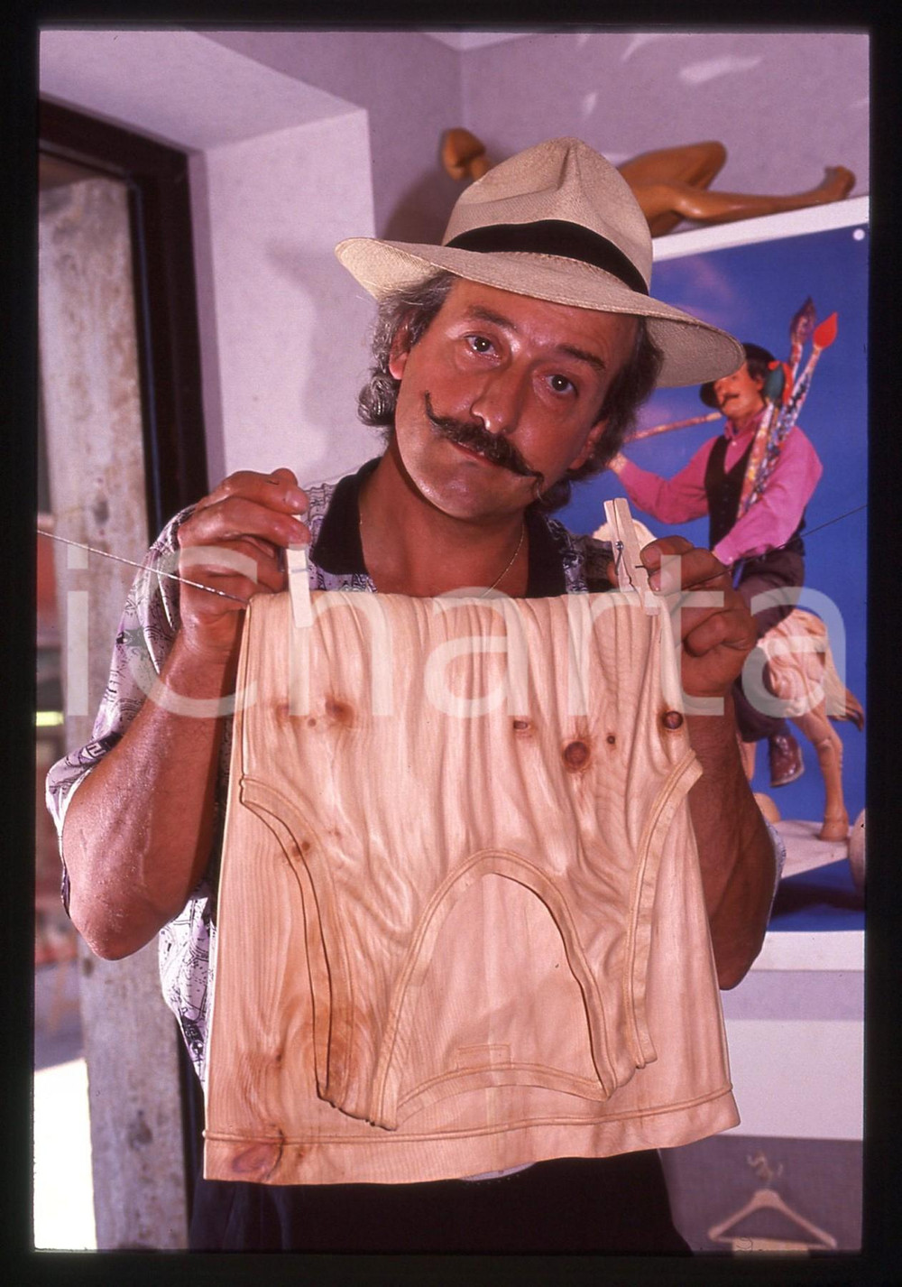 35mm vintage slide* 1990 ca VENEZIA Livio DE MARCHI Ritratto dello scultore (1)  Diapositiva d'epoca, in formato 35 mm. CONDIZIONI: GOOD  Tutti i diritti riservati.E' severamente vietata la riproduzione. ICharta mette in vendita, sul negozio eBay e in esclusiva sul sito "icharta" il proprio archivio composto da numerose diapositive e negativi fotografici d'epoca, tutti originali e autentici, che attraversano la storia del costume italiano tra gli la fine degli anni Sessanta e Novanta.Si tratta di uno sguardo inedito sull'attualit&agrave;, la politica, la vita quotidiana, il gossip e la cultura, che fotografa il cambiamento della nazione in quest'ultimo scorcio del XX secolo. Un'occasione unica per il mercato del collezionismo, che vede finalmente disponibile un archivio eccezionale per vastit&agrave;, tematiche e condizioni, in un settore (il negativo fotografico e la diapositiva) di assoluta novit&agrave; e dalle interessanti prospettive di investimento.  originale e autentica 1