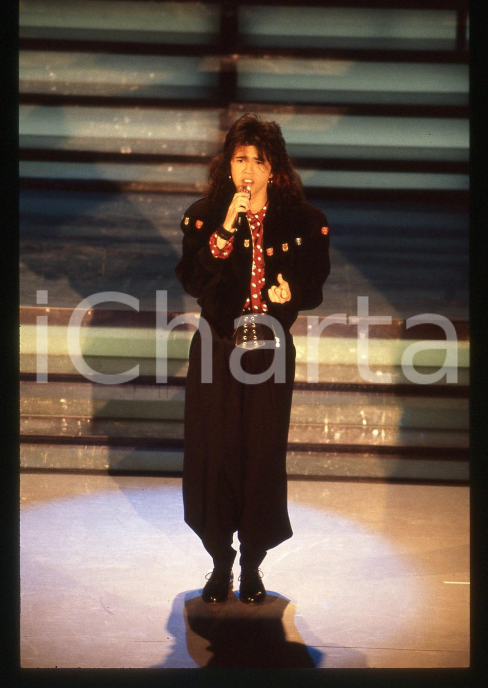 35mm vintage slide* 1988 FESTIVAL DI SANREMO Miki PORRU Ritratto del cantante 12  Diapositiva d'epoca, in formato 35 mm. CONDIZIONI: GOOD  Tutti i diritti riservati.E' severamente vietata la riproduzione. ICharta mette in vendita, sul negozio eBay e in esclusiva sul sito "icharta" il proprio archivio composto da numerose diapositive e negativi fotografici d'epoca, tutti originali e autentici, che attraversano la storia del costume italiano tra gli la fine degli anni Sessanta e Novanta.Si tratta di uno sguardo inedito sull'attualit&agrave;, la politica, la vita quotidiana, il gossip e la cultura, che fotografa il cambiamento della nazione in quest'ultimo scorcio del XX secolo. Un'occasione unica per il mercato del collezionismo, che vede finalmente disponibile un archivio eccezionale per vastit&agrave;, tematiche e condizioni, in un settore (il negativo fotografico e la diapositiva) di assoluta novit&agrave; e dalle interessanti prospettive di investimento.  originale e autentica 1