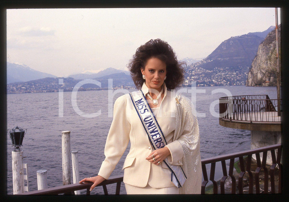 35mm vintage slide* 1988 CAMPIONE D'ITALIA Cecilia BOLOCCO - MISS UNIVERSO (11)  Diapositiva d'epoca, in formato 35 mm. CONDIZIONI: GOOD Tutti i diritti riservati.E' severamente vietata la riproduzione. ICharta mette in vendita, sul negozio eBay e in esclusiva sul sito "icharta" il proprio archivio composto da numerose diapositive e negativi fotografici d'epoca, tutti originali e autentici, che attraversano la storia del costume italiano tra gli la fine degli anni Sessanta e Novanta.Si tratta di uno sguardo inedito sull'attualit&agrave;, la politica, la vita quotidiana, il gossip e la cultura, che fotografa il cambiamento della nazione in quest'ultimo scorcio del XX secolo. Un'occasione unica per il mercato del collezionismo, che vede finalmente disponibile un archivio eccezionale per vastit&agrave;, tematiche e condizioni, in un settore (il negativo fotografico e la diapositiva) di assoluta novit&agrave; e dalle interessanti prospettive di investimento.  originale e autentica 1