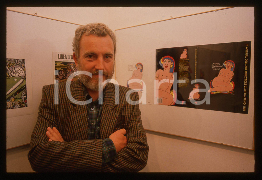 35mm vintage slide* 1990 ca MILANO Francesco Tullio ALTAN a una mostra ADCI (3)  Diapositiva d'epoca, in formato 35 mm. CONDIZIONI: GOOD Tutti i diritti riservati.E' severamente vietata la riproduzione. ICharta mette in vendita, sul negozio eBay e in esclusiva sul sito "icharta" il proprio archivio composto da numerose diapositive e negativi fotografici d'epoca, tutti originali e autentici, che attraversano la storia del costume italiano tra gli la fine degli anni Sessanta e Novanta.Si tratta di uno sguardo inedito sull'attualit&agrave;, la politica, la vita quotidiana, il gossip e la cultura, che fotografa il cambiamento della nazione in quest'ultimo scorcio del XX secolo. Un'occasione unica per il mercato del collezionismo, che vede finalmente disponibile un archivio eccezionale per vastit&agrave;, tematiche e condizioni, in un settore (il negativo fotografico e la diapositiva) di assoluta novit&agrave; e dalle interessanti prospettive di investimento.  originale e autentica 1