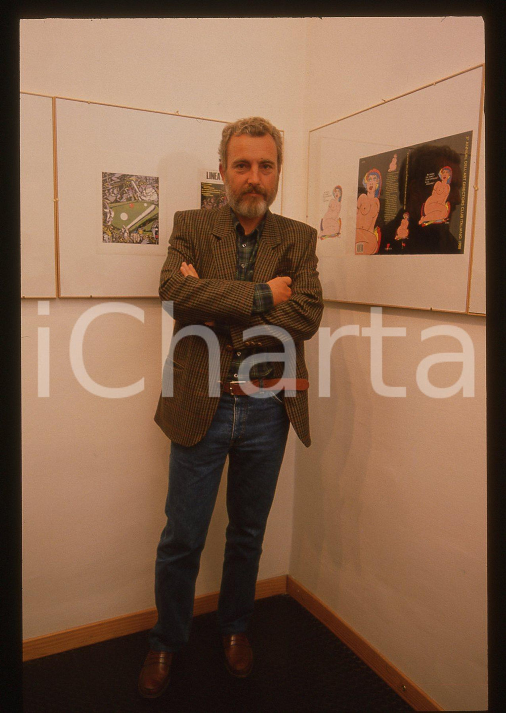 35mm vintage slide* 1990 ca MILANO Francesco Tullio ALTAN a una mostra ADCI (5)  Diapositiva d'epoca, in formato 35 mm. CONDIZIONI: GOOD Tutti i diritti riservati.E' severamente vietata la riproduzione. ICharta mette in vendita, sul negozio eBay e in esclusiva sul sito "icharta" il proprio archivio composto da numerose diapositive e negativi fotografici d'epoca, tutti originali e autentici, che attraversano la storia del costume italiano tra gli la fine degli anni Sessanta e Novanta.Si tratta di uno sguardo inedito sull'attualit&agrave;, la politica, la vita quotidiana, il gossip e la cultura, che fotografa il cambiamento della nazione in quest'ultimo scorcio del XX secolo. Un'occasione unica per il mercato del collezionismo, che vede finalmente disponibile un archivio eccezionale per vastit&agrave;, tematiche e condizioni, in un settore (il negativo fotografico e la diapositiva) di assoluta novit&agrave; e dalle interessanti prospettive di investimento.  originale e autentica 1