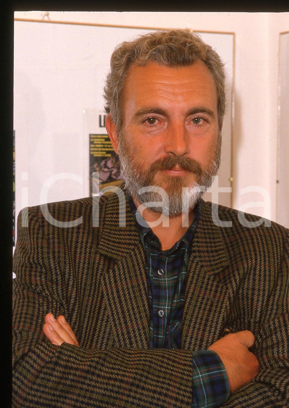 35mm vintage slide* 1990 ca MILANO Francesco Tullio ALTAN Ritratto fumettista 5  Diapositiva d'epoca, in formato 35 mm. CONDIZIONI: GOOD Tutti i diritti riservati.E' severamente vietata la riproduzione. ICharta mette in vendita, sul negozio eBay e in esclusiva sul sito "icharta" il proprio archivio composto da numerose diapositive e negativi fotografici d'epoca, tutti originali e autentici, che attraversano la storia del costume italiano tra gli la fine degli anni Sessanta e Novanta.Si tratta di uno sguardo inedito sull'attualit&agrave;, la politica, la vita quotidiana, il gossip e la cultura, che fotografa il cambiamento della nazione in quest'ultimo scorcio del XX secolo. Un'occasione unica per il mercato del collezionismo, che vede finalmente disponibile un archivio eccezionale per vastit&agrave;, tematiche e condizioni, in un settore (il negativo fotografico e la diapositiva) di assoluta novit&agrave; e dalle interessanti prospettive di investimento.  originale e autentica 1