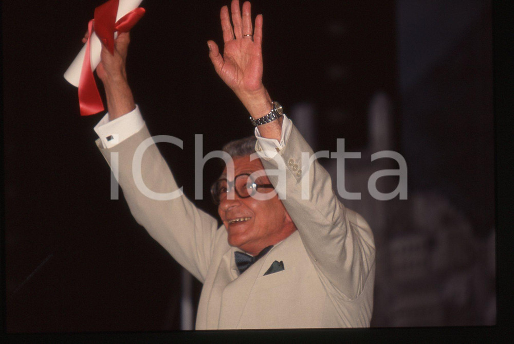 35mm vintage slide* 1997 CANNES Yusuf SHAHIN al FESTIVAL DEL CINEMA Ritratto (3)  Diapositiva d'epoca, in formato 35 mm.Nella diapositiva compare il regista egiziano Yusuf Shahin, insignito del Premio del Cinquantesimo Anniversario al Festival del Cinema di Cannes, nel 1997. CONDIZIONI: GOOD Tutti i diritti riservati.E' severamente vietata la riproduzione. ICharta mette in vendita, sul negozio eBay e in esclusiva sul sito "icharta" il proprio archivio composto da numerose diapositive e negativi fotografici d'epoca, tutti originali e autentici, che attraversano la storia del costume italiano tra gli la fine degli anni Sessanta e Novanta.Si tratta di uno sguardo inedito sull'attualit&agrave;, la politica, la vita quotidiana, il gossip e la cultura, che fotografa il cambiamento della nazione in quest'ultimo scorcio del XX secolo. Un'occasione unica per il mercato del collezionismo, che vede finalmente disponibile un archivio eccezionale per vastit&agrave;, tematiche e condizioni, in un settore (il negativo fotografico e la diapositiva) di assoluta novit&agrave; e dalle interessanti prospettive di investimento.  originale e autentica 1