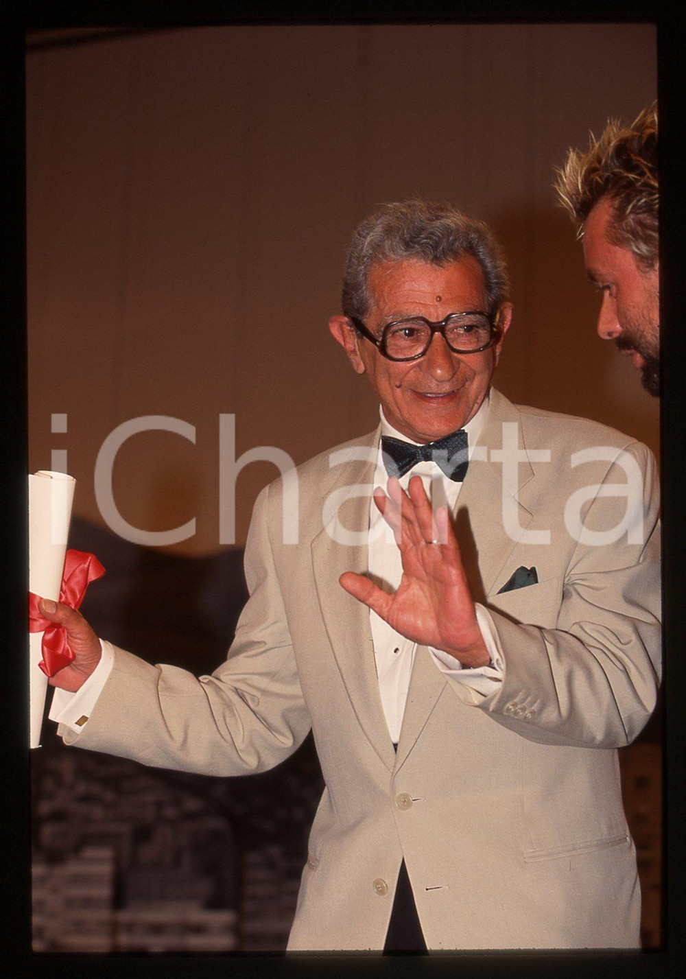 35mm vintage slide* 1997 CANNES Yusuf SHAHIN al FESTIVAL DEL CINEMA Ritratto (4)  Diapositiva d'epoca, in formato 35 mm.Nella diapositiva compare il regista egiziano Yusuf Shahin, insignito del Premio del Cinquantesimo Anniversario al Festival del Cinema di Cannes, nel 1997. CONDIZIONI: GOOD Tutti i diritti riservati.E' severamente vietata la riproduzione. ICharta mette in vendita, sul negozio eBay e in esclusiva sul sito "icharta" il proprio archivio composto da numerose diapositive e negativi fotografici d'epoca, tutti originali e autentici, che attraversano la storia del costume italiano tra gli la fine degli anni Sessanta e Novanta.Si tratta di uno sguardo inedito sull'attualit&agrave;, la politica, la vita quotidiana, il gossip e la cultura, che fotografa il cambiamento della nazione in quest'ultimo scorcio del XX secolo. Un'occasione unica per il mercato del collezionismo, che vede finalmente disponibile un archivio eccezionale per vastit&agrave;, tematiche e condizioni, in un settore (il negativo fotografico e la diapositiva) di assoluta novit&agrave; e dalle interessanti prospettive di investimento.  originale e autentica 1