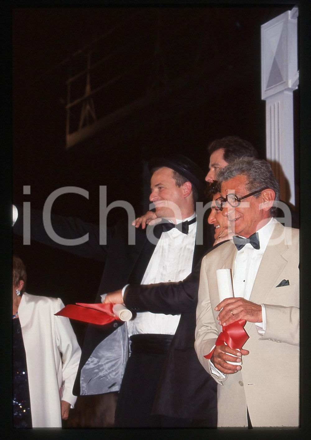 35mm vintage slide* 1997 CANNES Sean PENN Yusuf SHAHIN Nick CASSAVETES (2)  Diapositiva d'epoca, in formato 35 mm.  CONDIZIONI: GOOD Tutti i diritti riservati.E' severamente vietata la riproduzione. ICharta mette in vendita, sul negozio eBay e in esclusiva sul sito "icharta" il proprio archivio composto da numerose diapositive e negativi fotografici d'epoca, tutti originali e autentici, che attraversano la storia del costume italiano tra gli la fine degli anni Sessanta e Novanta.Si tratta di uno sguardo inedito sull'attualit&agrave;, la politica, la vita quotidiana, il gossip e la cultura, che fotografa il cambiamento della nazione in quest'ultimo scorcio del XX secolo. Un'occasione unica per il mercato del collezionismo, che vede finalmente disponibile un archivio eccezionale per vastit&agrave;, tematiche e condizioni, in un settore (il negativo fotografico e la diapositiva) di assoluta novit&agrave; e dalle interessanti prospettive di investimento.  originale e autentica 1