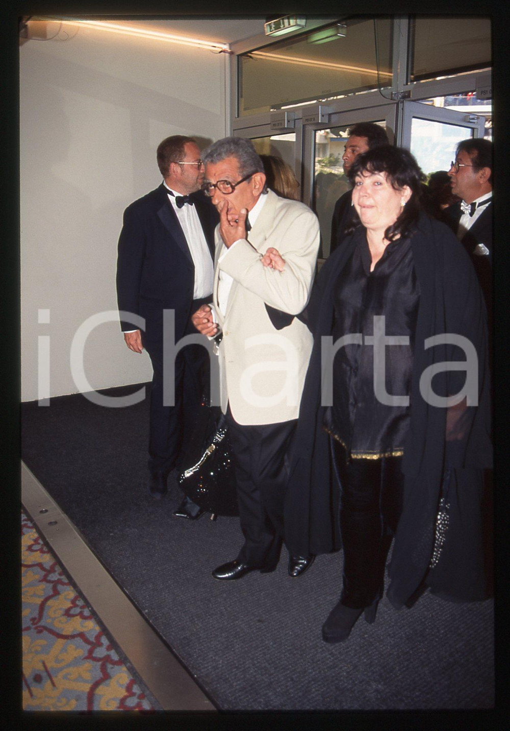 35mm vintage slide* 1997 CANNES Yusuf SHAHIN Arrivo al FESTIVAL DEL CINEMA (2)  Diapositiva d'epoca, in formato 35 mm.Nella diapositiva compare il regista egiziano Yusuf Shahin, insignito del Premio del Cinquantesimo Anniversario al Festival del Cinema di Cannes, nel 1997. CONDIZIONI: GOOD Tutti i diritti riservati.E' severamente vietata la riproduzione. ICharta mette in vendita, sul negozio eBay e in esclusiva sul sito "icharta" il proprio archivio composto da numerose diapositive e negativi fotografici d'epoca, tutti originali e autentici, che attraversano la storia del costume italiano tra gli la fine degli anni Sessanta e Novanta.Si tratta di uno sguardo inedito sull'attualit&agrave;, la politica, la vita quotidiana, il gossip e la cultura, che fotografa il cambiamento della nazione in quest'ultimo scorcio del XX secolo. Un'occasione unica per il mercato del collezionismo, che vede finalmente disponibile un archivio eccezionale per vastit&agrave;, tematiche e condizioni, in un settore (il negativo fotografico e la diapositiva) di assoluta novit&agrave; e dalle interessanti prospettive di investimento.  originale e autentica 1