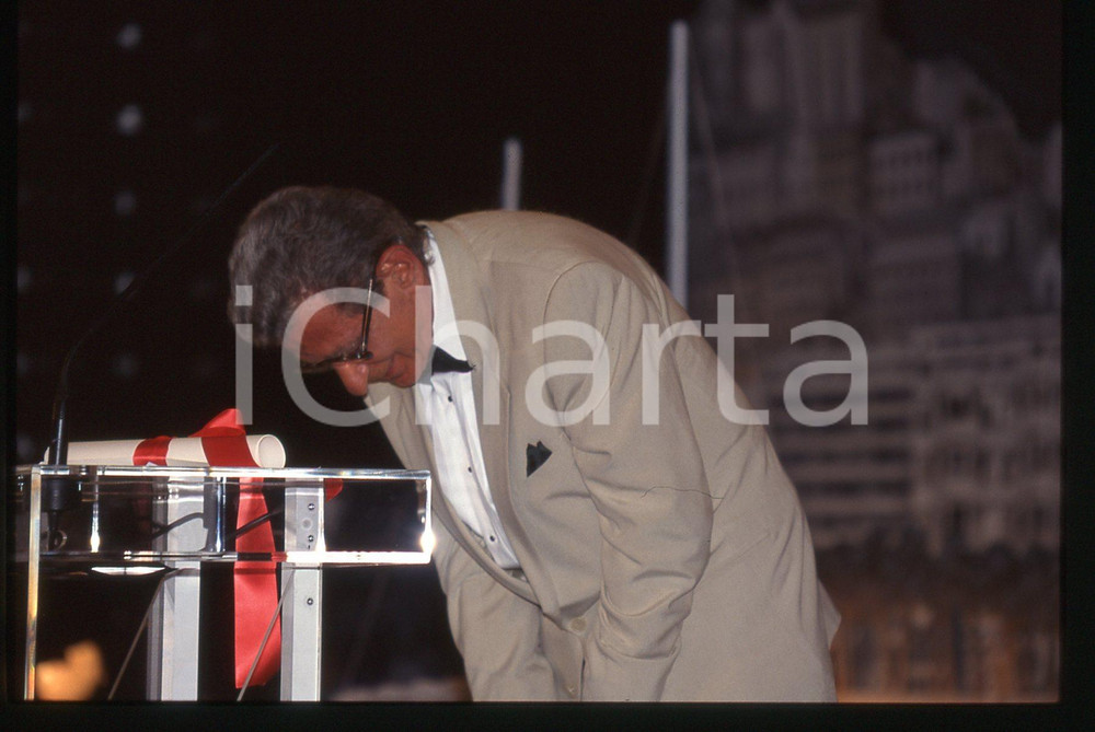 35mm vintage slide* 1997 CANNES Yusuf SHAHIN al FESTIVAL DEL CINEMA Ritratto (9)  Diapositiva d'epoca, in formato 35 mm.Nella diapositiva compare il regista egiziano Yusuf Shahin, insignito del Premio del Cinquantesimo Anniversario al Festival del Cinema di Cannes, nel 1997. CONDIZIONI: GOOD Tutti i diritti riservati.E' severamente vietata la riproduzione. ICharta mette in vendita, sul negozio eBay e in esclusiva sul sito "icharta" il proprio archivio composto da numerose diapositive e negativi fotografici d'epoca, tutti originali e autentici, che attraversano la storia del costume italiano tra gli la fine degli anni Sessanta e Novanta.Si tratta di uno sguardo inedito sull'attualit&agrave;, la politica, la vita quotidiana, il gossip e la cultura, che fotografa il cambiamento della nazione in quest'ultimo scorcio del XX secolo. Un'occasione unica per il mercato del collezionismo, che vede finalmente disponibile un archivio eccezionale per vastit&agrave;, tematiche e condizioni, in un settore (il negativo fotografico e la diapositiva) di assoluta novit&agrave; e dalle interessanti prospettive di investimento.  originale e autentica 1