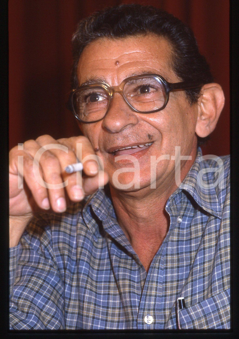 35mm vintage slide* 1985 CANNES Yusuf SHAHIN al FESTIVAL DEL CINEMA Ritratto (1)  Diapositiva d'epoca, in formato 35 mm.  CONDIZIONI: GOOD Tutti i diritti riservati.E' severamente vietata la riproduzione. ICharta mette in vendita, sul negozio eBay e in esclusiva sul sito "icharta" il proprio archivio composto da numerose diapositive e negativi fotografici d'epoca, tutti originali e autentici, che attraversano la storia del costume italiano tra gli la fine degli anni Sessanta e Novanta.Si tratta di uno sguardo inedito sull'attualit&agrave;, la politica, la vita quotidiana, il gossip e la cultura, che fotografa il cambiamento della nazione in quest'ultimo scorcio del XX secolo. Un'occasione unica per il mercato del collezionismo, che vede finalmente disponibile un archivio eccezionale per vastit&agrave;, tematiche e condizioni, in un settore (il negativo fotografico e la diapositiva) di assoluta novit&agrave; e dalle interessanti prospettive di investimento.  originale e autentica 1