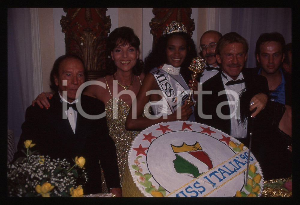 35mm vintage slide* 1996 MISS ITALIA Denny MENDEZ Enzo MIRIGLIANI con torta 2  Diapositiva d'epoca, in formato 35 mm.  CONDIZIONI: GOOD Tutti i diritti riservati.E' severamente vietata la riproduzione. ICharta mette in vendita, sul negozio eBay e in esclusiva sul sito "icharta" il proprio archivio composto da numerose diapositive e negativi fotografici d'epoca, tutti originali e autentici, che attraversano la storia del costume italiano tra gli la fine degli anni Sessanta e Novanta.Si tratta di uno sguardo inedito sull'attualit&agrave;, la politica, la vita quotidiana, il gossip e la cultura, che fotografa il cambiamento della nazione in quest'ultimo scorcio del XX secolo. Un'occasione unica per il mercato del collezionismo, che vede finalmente disponibile un archivio eccezionale per vastit&agrave;, tematiche e condizioni, in un settore (il negativo fotografico e la diapositiva) di assoluta novit&agrave; e dalle interessanti prospettive di investimento.  originale e autentica 1