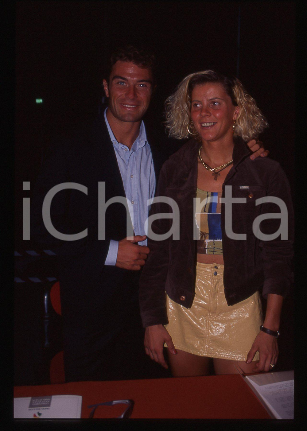 35mm vintage slide* 1996 MISS ITALIA Antonio ROSSI Paola PEZZO Ritratto (1)  Diapositiva d'epoca, in formato 35 mm.  CONDIZIONI: GOOD Tutti i diritti riservati.E' severamente vietata la riproduzione. ICharta mette in vendita, sul negozio eBay e in esclusiva sul sito "icharta" il proprio archivio composto da numerose diapositive e negativi fotografici d'epoca, tutti originali e autentici, che attraversano la storia del costume italiano tra gli la fine degli anni Sessanta e Novanta.Si tratta di uno sguardo inedito sull'attualit&agrave;, la politica, la vita quotidiana, il gossip e la cultura, che fotografa il cambiamento della nazione in quest'ultimo scorcio del XX secolo. Un'occasione unica per il mercato del collezionismo, che vede finalmente disponibile un archivio eccezionale per vastit&agrave;, tematiche e condizioni, in un settore (il negativo fotografico e la diapositiva) di assoluta novit&agrave; e dalle interessanti prospettive di investimento.  originale e autentica 1