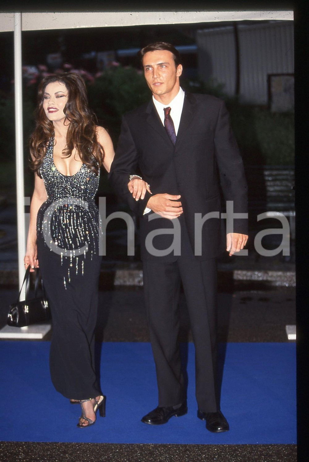 35mm vintage slide* 2000 ca MILANO Eva GRIMALDI alla NOTTE DEI TELEGATTI (1)  Diapositiva d'epoca, in formato 35 mm.  CONDIZIONI: GOOD Tutti i diritti riservati.E' severamente vietata la riproduzione. ICharta mette in vendita, sul negozio eBay e in esclusiva sul sito "icharta" il proprio archivio composto da numerose diapositive e negativi fotografici d'epoca, tutti originali e autentici, che attraversano la storia del costume italiano tra gli la fine degli anni Sessanta e Novanta.Si tratta di uno sguardo inedito sull'attualit&agrave;, la politica, la vita quotidiana, il gossip e la cultura, che fotografa il cambiamento della nazione in quest'ultimo scorcio del XX secolo. Un'occasione unica per il mercato del collezionismo, che vede finalmente disponibile un archivio eccezionale per vastit&agrave;, tematiche e condizioni, in un settore (il negativo fotografico e la diapositiva) di assoluta novit&agrave; e dalle interessanti prospettive di investimento.  originale e autentica 1