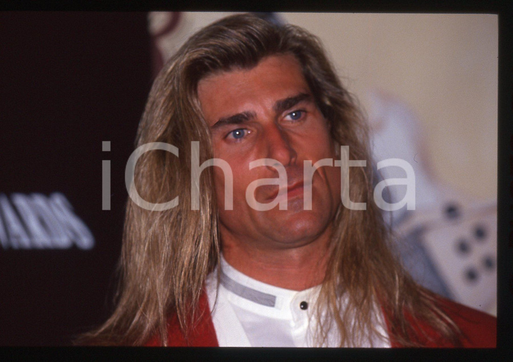 35mm vintage slide* 1994 MONTE CARLO Fabio LANZONI ai World Music Awards (4)  Diapositiva d'epoca, in formato 35 mm.  CONDIZIONI: GOOD Tutti i diritti riservati.E' severamente vietata la riproduzione. ICharta mette in vendita, sul negozio eBay e in esclusiva sul sito "icharta" il proprio archivio composto da numerose diapositive e negativi fotografici d'epoca, tutti originali e autentici, che attraversano la storia del costume italiano tra gli la fine degli anni Sessanta e Novanta.Si tratta di uno sguardo inedito sull'attualit&agrave;, la politica, la vita quotidiana, il gossip e la cultura, che fotografa il cambiamento della nazione in quest'ultimo scorcio del XX secolo. Un'occasione unica per il mercato del collezionismo, che vede finalmente disponibile un archivio eccezionale per vastit&agrave;, tematiche e condizioni, in un settore (il negativo fotografico e la diapositiva) di assoluta novit&agrave; e dalle interessanti prospettive di investimento.  originale e autentica 1