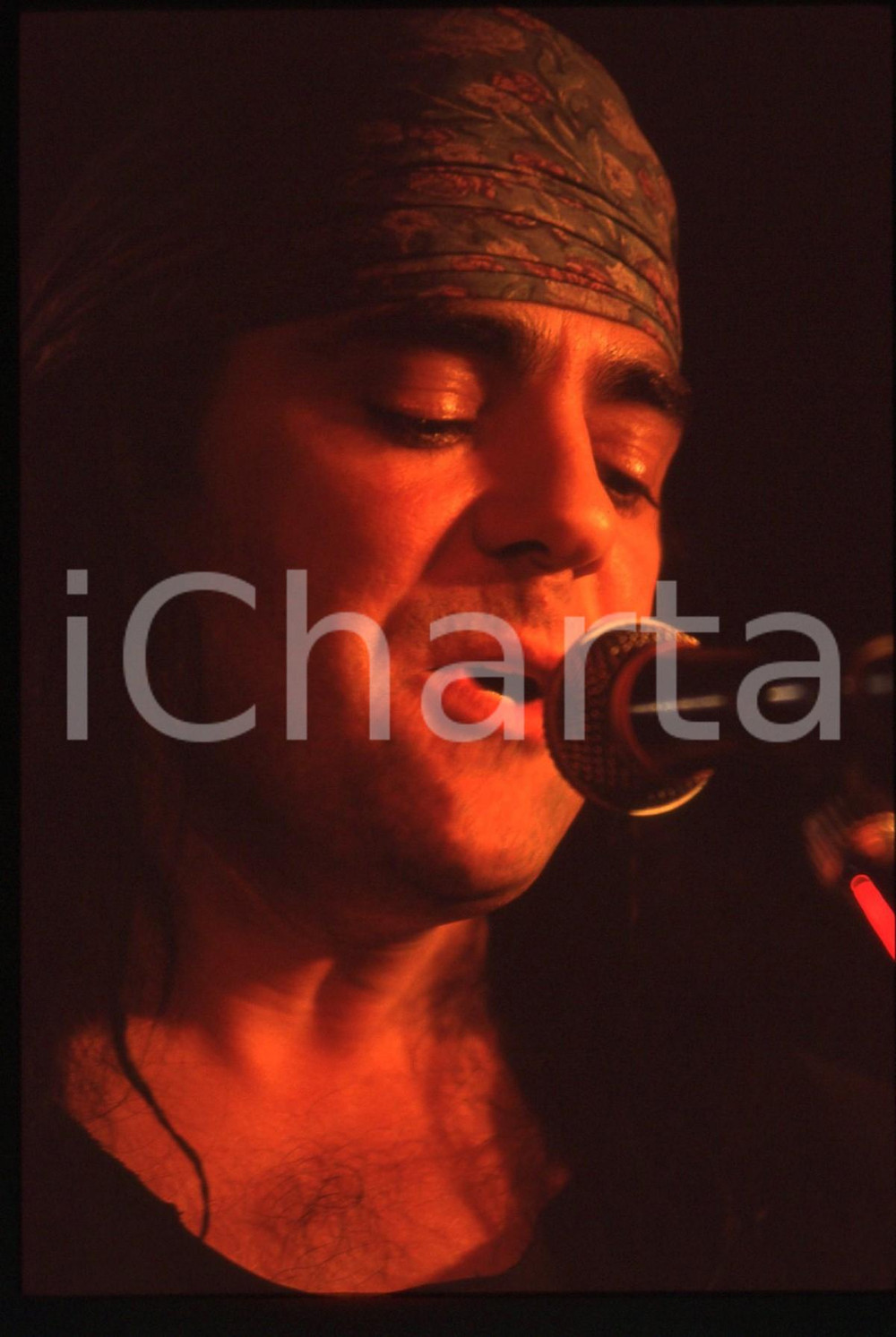 1993 MILANO Daniel LANOIS concerto al CITY SQUARE *35mm VINTAGE SLIDE 4  Diapositiva originale d'epoca, in formato 35 mm Tutti i diritti riservati.E' severamente vietata la riproduzione. ICharta mette in vendita, sul negozio eBay e in esclusiva sul sito "icharta" il proprio archivio composto da numerose diapositive e negativi fotografici d'epoca, tutti originali e autentici, che attraversano la storia del costume italiano tra gli la fine degli anni Sessanta e Novanta.Si tratta di uno sguardo inedito sull'attualità, la politica, la vita quotidiana, il gossip e la cultura, che fotografa il cambiamento della nazione in quest'ultimo scorcio del XX secolo. Un'occasione unica per il mercato del collezionismo, che vede finalmente disponibile un archivio eccezionale per vastità, tematiche e condizioni, in un settore (il negativo fotografico e la diapositiva) di assoluta novità e dalle interessanti prospettive di investimento.  originale e autentica 1