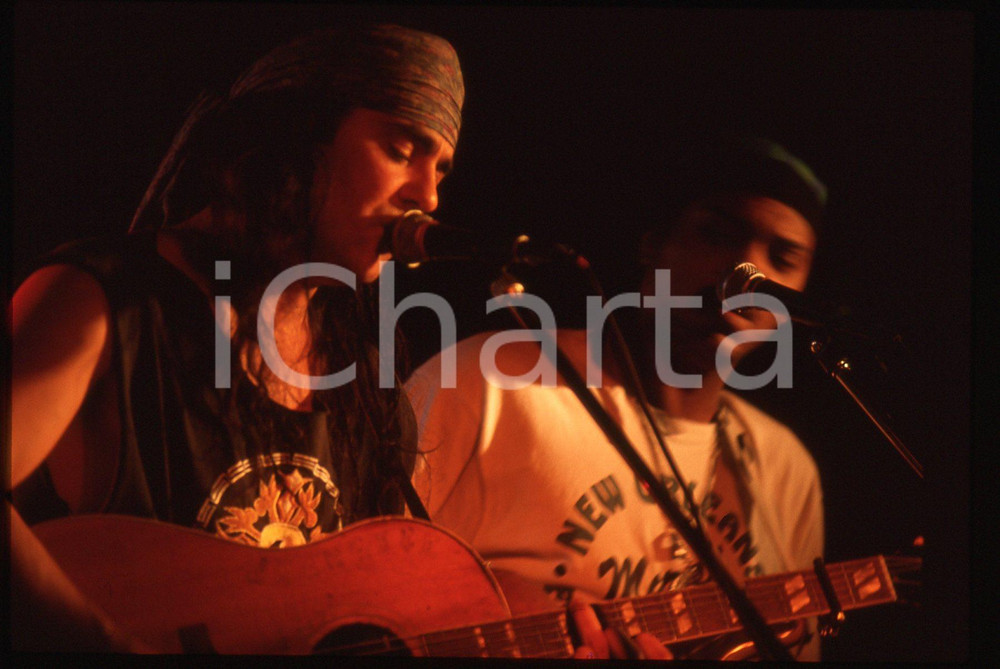 1993 MILANO Daniel LANOIS concerto al CITY SQUARE *35mm VINTAGE SLIDE 5  Diapositiva originale d'epoca, in formato 35 mm Tutti i diritti riservati.E' severamente vietata la riproduzione. ICharta mette in vendita, sul negozio eBay e in esclusiva sul sito "icharta" il proprio archivio composto da numerose diapositive e negativi fotografici d'epoca, tutti originali e autentici, che attraversano la storia del costume italiano tra gli la fine degli anni Sessanta e Novanta.Si tratta di uno sguardo inedito sull'attualità, la politica, la vita quotidiana, il gossip e la cultura, che fotografa il cambiamento della nazione in quest'ultimo scorcio del XX secolo. Un'occasione unica per il mercato del collezionismo, che vede finalmente disponibile un archivio eccezionale per vastità, tematiche e condizioni, in un settore (il negativo fotografico e la diapositiva) di assoluta novità e dalle interessanti prospettive di investimento.  originale e autentica 1