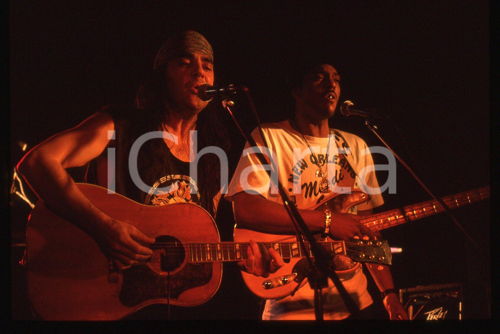 1993 MILANO Daniel LANOIS concerto al CITY SQUARE *35mm VINTAGE SLIDE 6  Diapositiva originale d'epoca, in formato 35 mm Tutti i diritti riservati.E' severamente vietata la riproduzione. ICharta mette in vendita, sul negozio eBay e in esclusiva sul sito "icharta" il proprio archivio composto da numerose diapositive e negativi fotografici d'epoca, tutti originali e autentici, che attraversano la storia del costume italiano tra gli la fine degli anni Sessanta e Novanta.Si tratta di uno sguardo inedito sull'attualità, la politica, la vita quotidiana, il gossip e la cultura, che fotografa il cambiamento della nazione in quest'ultimo scorcio del XX secolo. Un'occasione unica per il mercato del collezionismo, che vede finalmente disponibile un archivio eccezionale per vastità, tematiche e condizioni, in un settore (il negativo fotografico e la diapositiva) di assoluta novità e dalle interessanti prospettive di investimento.  originale e autentica 1