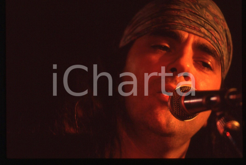 1993 MILANO Daniel LANOIS concerto al CITY SQUARE *35mm VINTAGE SLIDE  Diapositiva originale d'epoca, in formato 35 mm Tutti i diritti riservati.E' severamente vietata la riproduzione. ICharta mette in vendita, sul negozio eBay e in esclusiva sul sito "icharta" il proprio archivio composto da numerose diapositive e negativi fotografici d'epoca, tutti originali e autentici, che attraversano la storia del costume italiano tra gli la fine degli anni Sessanta e Novanta.Si tratta di uno sguardo inedito sull'attualità, la politica, la vita quotidiana, il gossip e la cultura, che fotografa il cambiamento della nazione in quest'ultimo scorcio del XX secolo. Un'occasione unica per il mercato del collezionismo, che vede finalmente disponibile un archivio eccezionale per vastità, tematiche e condizioni, in un settore (il negativo fotografico e la diapositiva) di assoluta novità e dalle interessanti prospettive di investimento.  originale e autentica 1