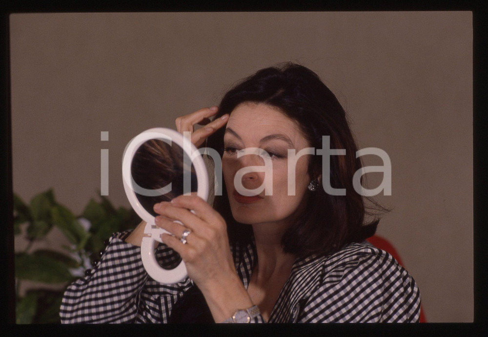 1986 PARIGI Anouk Aimée  Un homme et une femme *35mm VINTAGE SLIDE 3  Diapositiva d'epoca, in formato 35 mm.Nella diapositiva compare Anouk Aimée, in occasione dell'incontro con gli attori del film "Un homme et une femme" a vent'anni dall'uscita nelle sale cinematografiche.Diapositiva originale d'epoca, in formato 35 mm.  Tutti i diritti riservati.E' severamente vietata la riproduzione. ICharta mette in vendita, sul negozio eBay e in esclusiva sul sito "icharta" il proprio archivio composto da numerose diapositive e negativi fotografici d'epoca, tutti originali e autentici, che attraversano la storia del costume italiano tra gli la fine degli anni Sessanta e Novanta.Si tratta di uno sguardo inedito sull'attualità, la politica, la vita quotidiana, il gossip e la cultura, che fotografa il cambiamento della nazione in quest'ultimo scorcio del XX secolo. Un'occasione unica per il mercato del collezionismo, che vede finalmente disponibile un archivio eccezionale per vastità, tematiche e condizioni, in un settore (il negativo fotografico e la diapositiva) di assoluta novità e dalle interessanti prospettive di investimento. CONDIZIONI:FAIR/discretoFORMATO: 35 originale e autentica 1