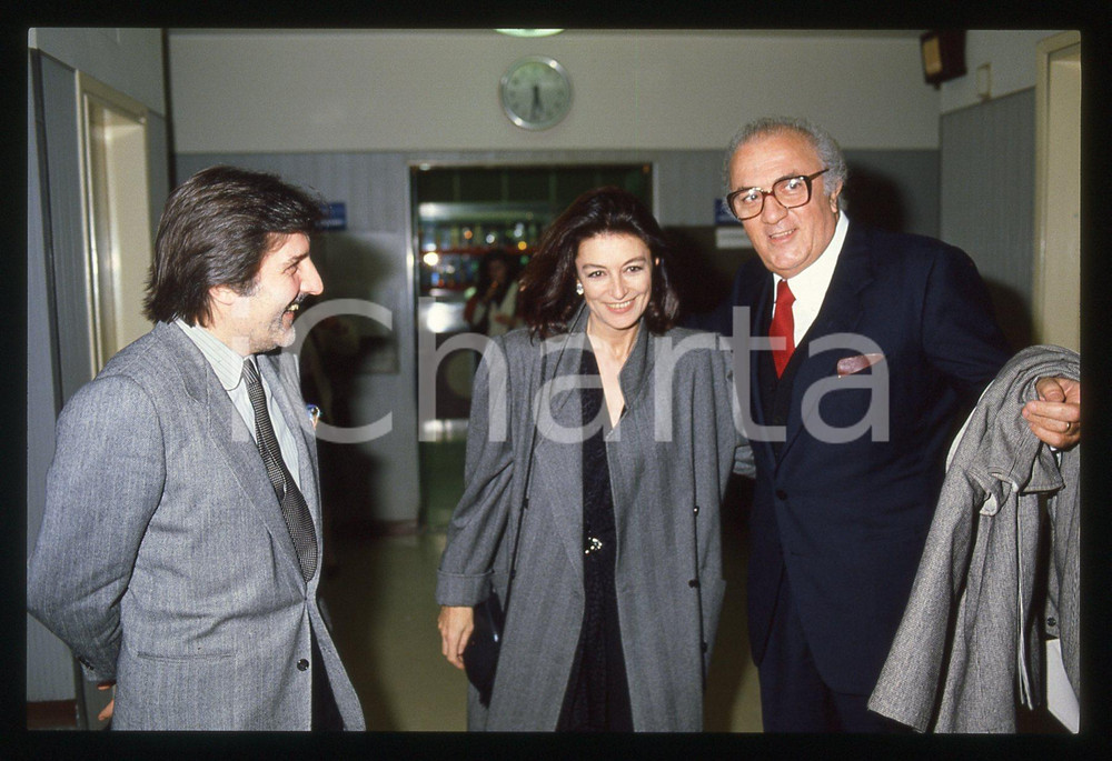 1983 RAI 2 Federico FELLINI Anouk AIMEE Emanuel UNGARO (1) 35mm vintage slide  Diapositiva originale d'epoca, in formato 35 mm. Tutti i diritti riservati.E' severamente vietata la riproduzione. ICharta mette in vendita, sul negozio eBay e in esclusiva sul sito "icharta" il proprio archivio composto da numerose diapositive e negativi fotografici d'epoca, tutti originali e autentici, che attraversano la storia del costume italiano tra gli la fine degli anni Sessanta e Novanta.Si tratta di uno sguardo inedito sull'attualità, la politica, la vita quotidiana, il gossip e la cultura, che fotografa il cambiamento della nazione in quest'ultimo scorcio del XX secolo. Un'occasione unica per il mercato del collezionismo, che vede finalmente disponibile un archivio eccezionale per vastità, tematiche e condizioni, in un settore (il negativo fotografico e la diapositiva) di assoluta novità e dalle interessanti prospettive di investimento. CONDIZIONI:FAIR/discretoFORMATO: 35mm originale e autentica 1