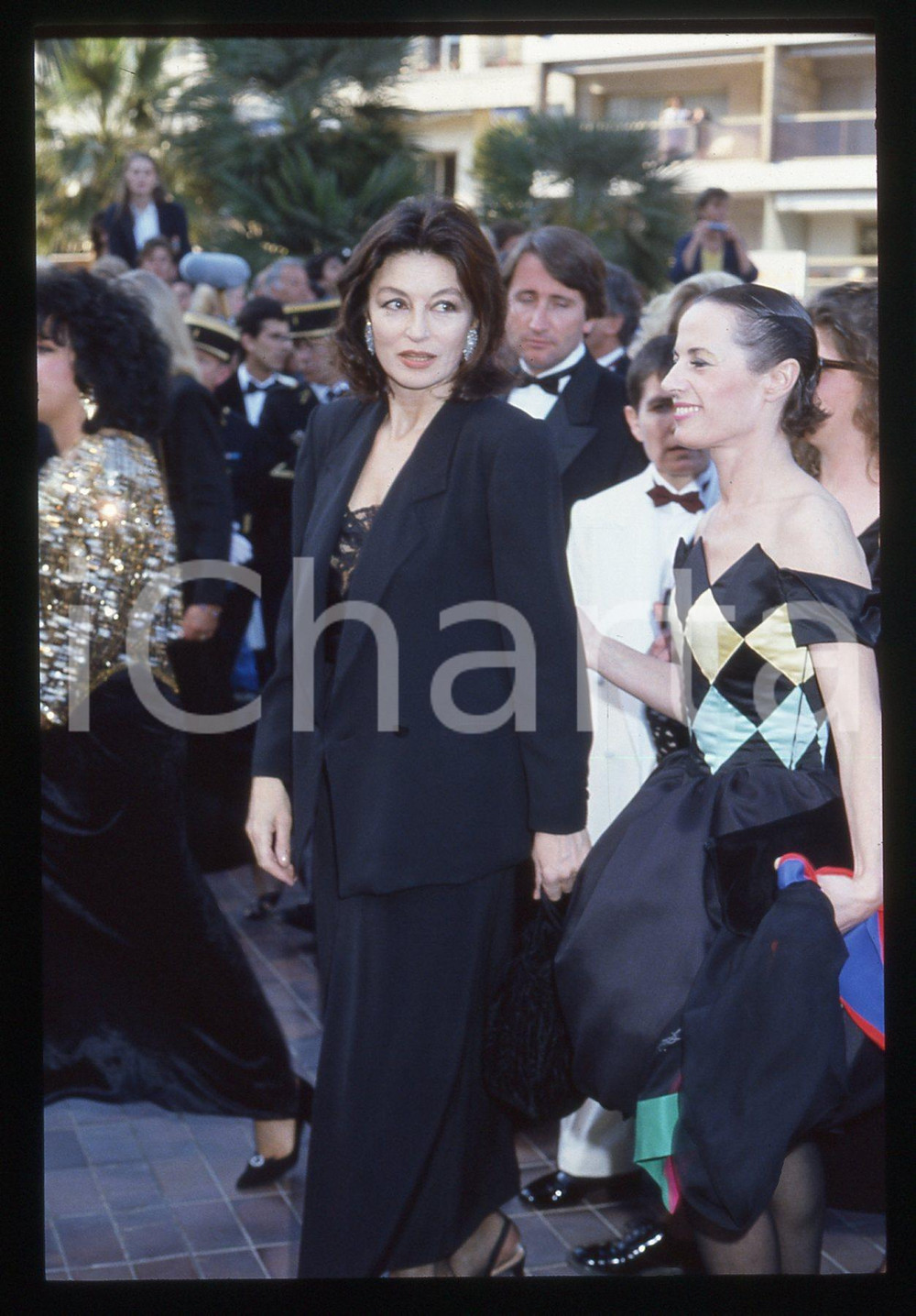 35mm vintage slide* 1987 CANNES Anouk Aimée Arrivo al FESTIVAL DEL CINEMA (1)  Diapositiva d'epoca, in formato 35 mm. CONDIZIONI: GOOD Tutti i diritti riservati.E' severamente vietata la riproduzione. ICharta mette in vendita, sul negozio eBay e in esclusiva sul sito "icharta" il proprio archivio composto da numerose diapositive e negativi fotografici d'epoca, tutti originali e autentici, che attraversano la storia del costume italiano tra gli la fine degli anni Sessanta e Novanta.Si tratta di uno sguardo inedito sull'attualit&agrave;, la politica, la vita quotidiana, il gossip e la cultura, che fotografa il cambiamento della nazione in quest'ultimo scorcio del XX secolo. Un'occasione unica per il mercato del collezionismo, che vede finalmente disponibile un archivio eccezionale per vastit&agrave;, tematiche e condizioni, in un settore (il negativo fotografico e la diapositiva) di assoluta novit&agrave; e dalle interessanti prospettive di investimento.  originale e autentica 1