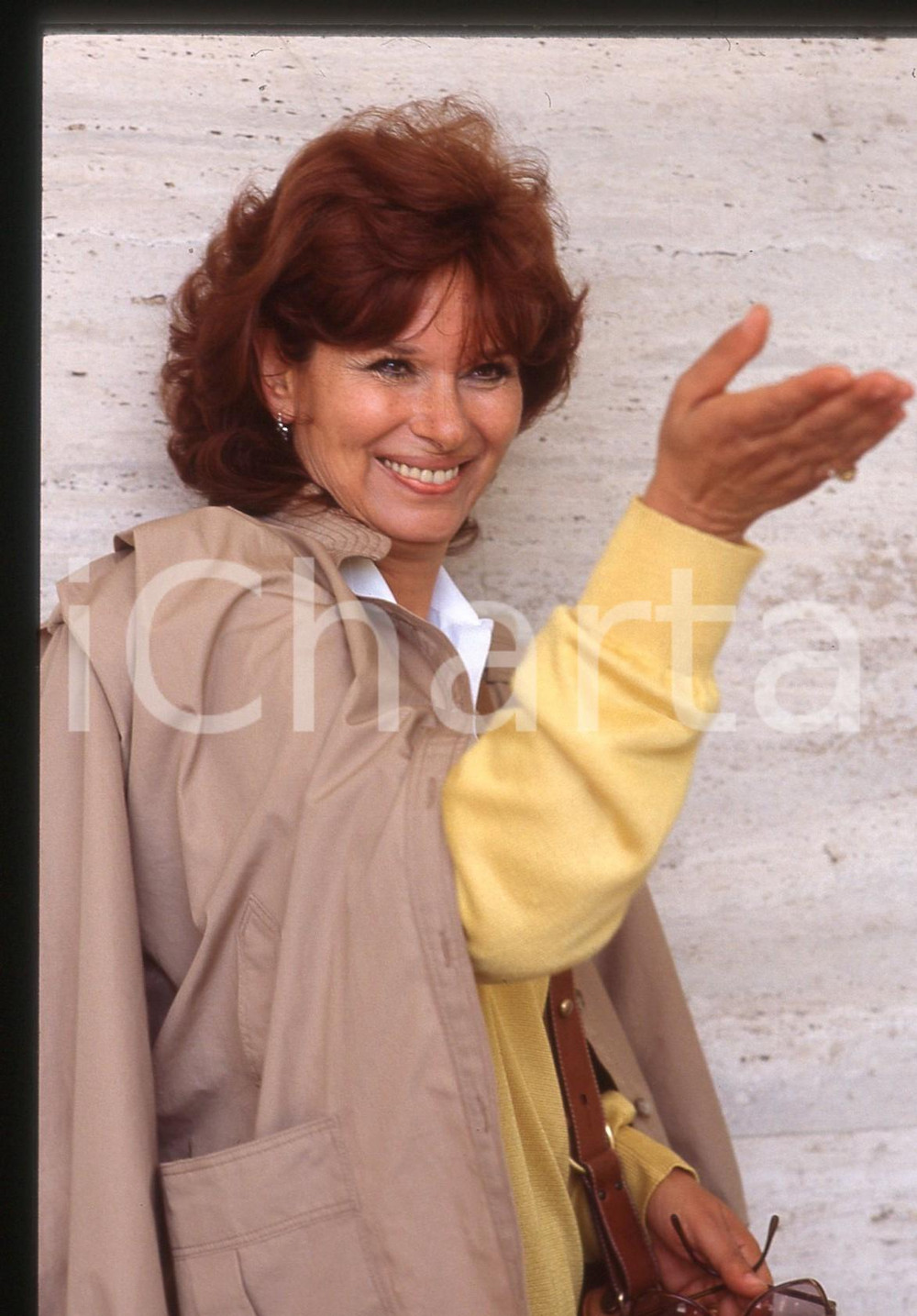 35mm vintage slide* 1990 ca FESTIVAL CANNES Lea MASSARI Ritratto dell'attrice 6   Diapositiva d'epoca, in formato 35 mm.  CONDIZIONI: GOOD  Tutti i diritti riservati.E' severamente vietata la riproduzione.  ICharta mette in vendita, sul negozio eBay e in esclusiva sul sito "icharta" il proprio archivio composto da numerose diapositive e negativi fotografici d'epoca, tutti originali e autentici, che attraversano la storia del costume italiano tra gli la fine degli anni Sessanta e Novanta.Si tratta di uno sguardo inedito sull'attualit&agrave;, la politica, la vita quotidiana, il gossip e la cultura, che fotografa il cambiamento della nazione in quest'ultimo scorcio del XX secolo. Un'occasione unica per il mercato del collezionismo, che vede finalmente disponibile un archivio eccezionale per vastit&agrave;, tematiche e condizioni, in un settore (il negativo fotografico e la diapositiva) di assoluta novit&agrave; e dalle interessanti prospettive di investimento.   originale e autentica 1