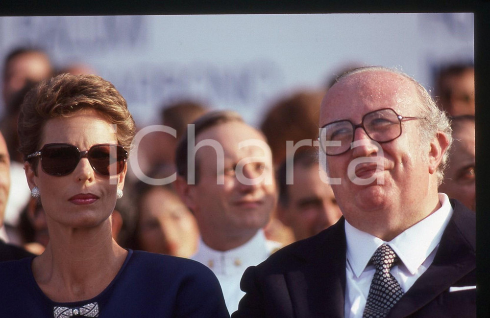 35mm vintage slide*1985 VENEZIA Giovanni SPADOLINI Salimah AGA KHAN Varo AZZURRA  Diapositiva d'epoca, in formato 35 mm. Nella diapositiva compaiono Giovanni Spadolini e Salimah Aga Khan, ospiti al varo dell'imbarcazione "Azzurra", svoltosi il 25 luglio 1985 a Venezia. CONDIZIONI: GOOD Tutti i diritti riservati.E' severamente vietata la riproduzione. ICharta mette in vendita, sul negozio eBay e in esclusiva sul sito "icharta" il proprio archivio composto da numerose diapositive e negativi fotografici d'epoca, tutti originali e autentici, che attraversano la storia del costume italiano tra gli la fine degli anni Sessanta e Novanta.Si tratta di uno sguardo inedito sull'attualit&agrave;, la politica, la vita quotidiana, il gossip e la cultura, che fotografa il cambiamento della nazione in quest'ultimo scorcio del XX secolo. Un'occasione unica per il mercato del collezionismo, che vede finalmente disponibile un archivio eccezionale per vastit&agrave;, tematiche e condizioni, in un settore (il negativo fotografico e la diapositiva) di assoluta novit&agrave; e dalle interessanti prospettive di investimento.  originale e autentica 1