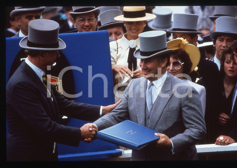 35mm vintage slide* 1990 ca ROYAL ASCOT - Principe Karim AGA KHAN IV Ritratto 1  Diapositiva d'epoca, in formato 35 mm.CONDIZIONI: GOOD Tutti i diritti riservati.E' severamente vietata la riproduzione. ICharta mette in vendita, sul negozio eBay e in esclusiva sul sito "icharta" il proprio archivio composto da numerose diapositive e negativi fotografici d'epoca, tutti originali e autentici, che attraversano la storia del costume italiano tra gli la fine degli anni Sessanta e Novanta.Si tratta di uno sguardo inedito sull'attualit&agrave;, la politica, la vita quotidiana, il gossip e la cultura, che fotografa il cambiamento della nazione in quest'ultimo scorcio del XX secolo. Un'occasione unica per il mercato del collezionismo, che vede finalmente disponibile un archivio eccezionale per vastit&agrave;, tematiche e condizioni, in un settore (il negativo fotografico e la diapositiva) di assoluta novit&agrave; e dalle interessanti prospettive di investimento.  originale e autentica 1