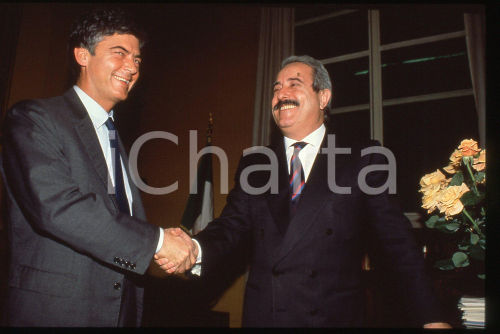 35mm vintage slide* 1991 ROMA Giovanni FALCONE Claudio MARTELLI - Ritratto (1)  Diapositiva d'epoca, in formato 35 mm.CONDIZIONI: GOOD (piccola macchia nella parte centrale) Tutti i diritti riservati.E' severamente vietata la riproduzione. ICharta mette in vendita, sul negozio eBay e in esclusiva sul sito "icharta" il proprio archivio composto da numerose diapositive e negativi fotografici d'epoca, tutti originali e autentici, che attraversano la storia del costume italiano tra gli la fine degli anni Sessanta e Novanta.Si tratta di uno sguardo inedito sull'attualit&agrave;, la politica, la vita quotidiana, il gossip e la cultura, che fotografa il cambiamento della nazione in quest'ultimo scorcio del XX secolo. Un'occasione unica per il mercato del collezionismo, che vede finalmente disponibile un archivio eccezionale per vastit&agrave;, tematiche e condizioni, in un settore (il negativo fotografico e la diapositiva) di assoluta novit&agrave; e dalle interessanti prospettive di investimento.  originale e autentica 1