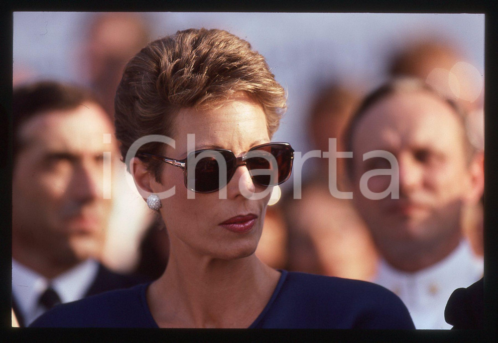 35mm vintage slide* 1985 VENEZIA Salimah AGA KHAN per varo AZZURRA - Ritratto 1  Diapositiva d'epoca, in formato 35 mm. Nella diapositiva compaiono Salimah Aga Khan, ospiti al varo dell'imbarcazione "Azzurra", svoltosi il 25 luglio 1985 a Venezia. CONDIZIONI: GOOD Tutti i diritti riservati.E' severamente vietata la riproduzione. ICharta mette in vendita, sul negozio eBay e in esclusiva sul sito "icharta" il proprio archivio composto da numerose diapositive e negativi fotografici d'epoca, tutti originali e autentici, che attraversano la storia del costume italiano tra gli la fine degli anni Sessanta e Novanta.Si tratta di uno sguardo inedito sull'attualit&agrave;, la politica, la vita quotidiana, il gossip e la cultura, che fotografa il cambiamento della nazione in quest'ultimo scorcio del XX secolo. Un'occasione unica per il mercato del collezionismo, che vede finalmente disponibile un archivio eccezionale per vastit&agrave;, tematiche e condizioni, in un settore (il negativo fotografico e la diapositiva) di assoluta novit&agrave; e dalle interessanti prospettive di investimento.  originale e autentica 1