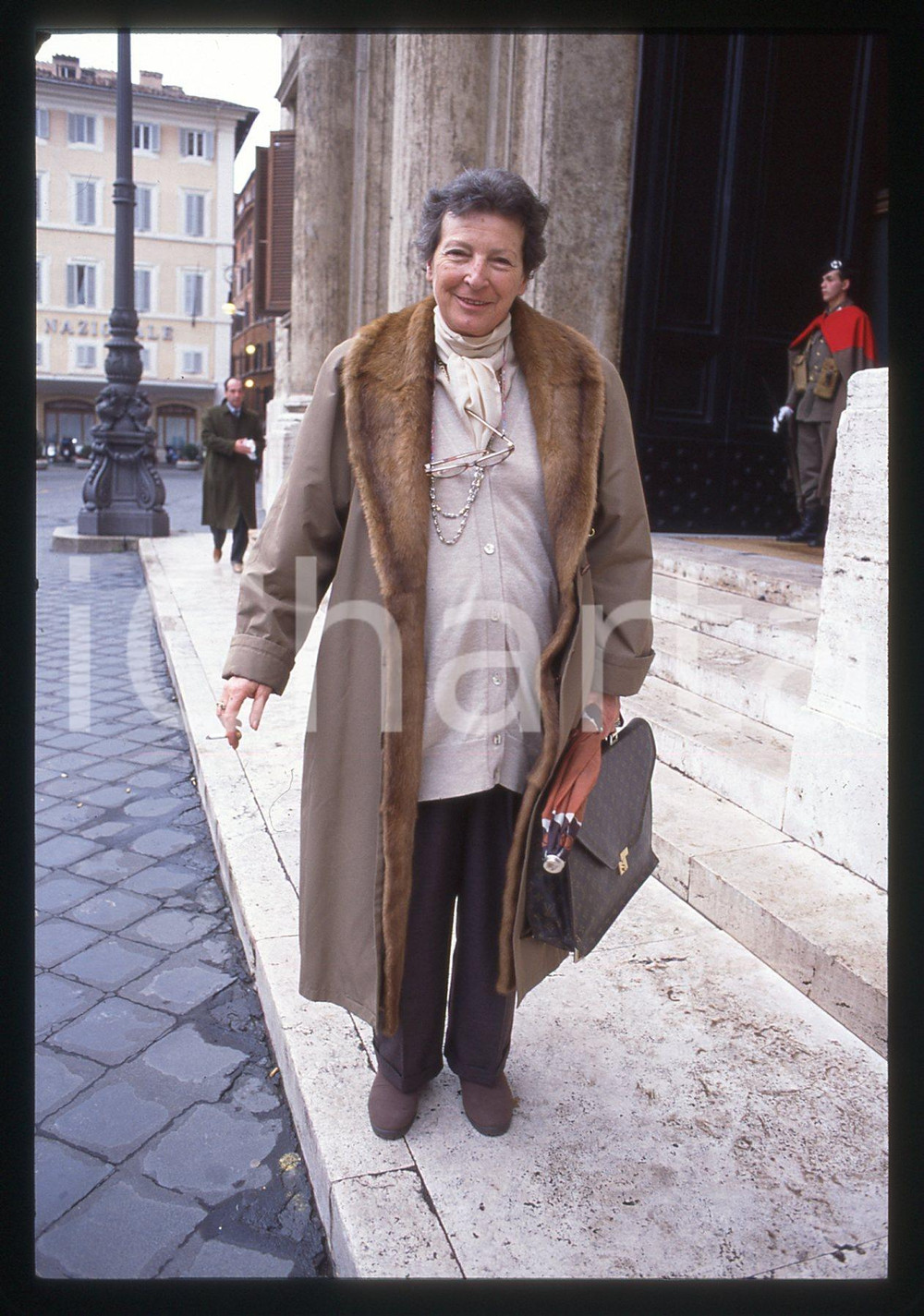 35mm vintage slide* 1995 ca ROMA Tina LAGOSTENA BASSI a Palazzo Montecitorio (1)