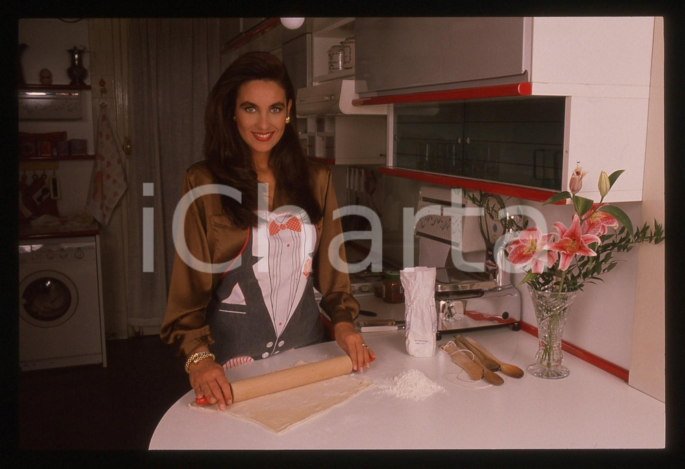 35mm vintage slide* 1990 ca COSTUME Cinzia LENZI in cucina - Ritratto (2)