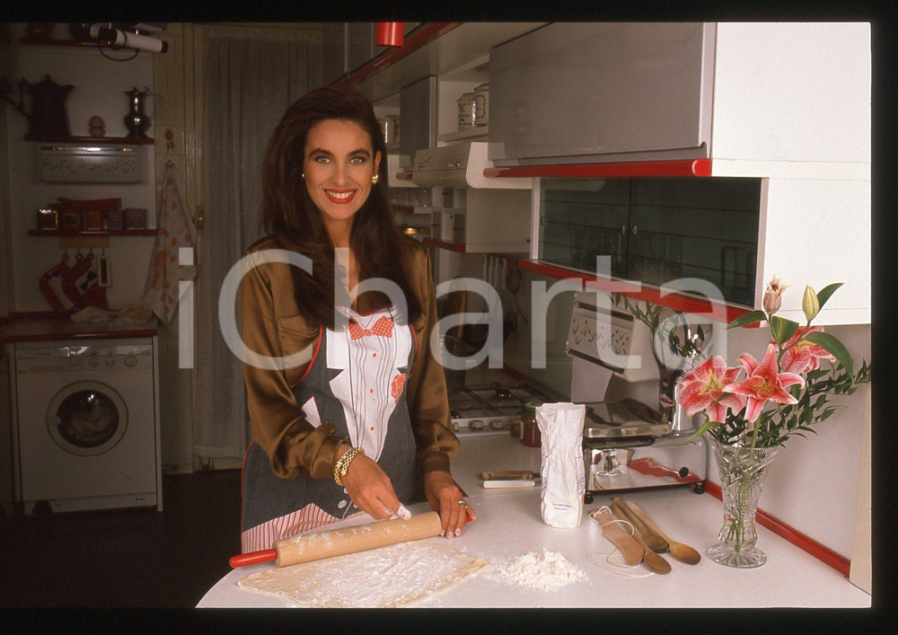 35mm vintage slide* 1990 ca COSTUME Cinzia LENZI in cucina - Ritratto (4)