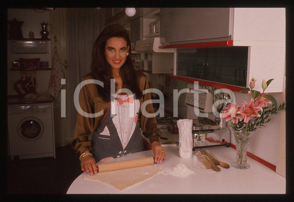 35mm vintage slide* 1990 ca COSTUME Cinzia LENZI in cucina - Ritratto (7)