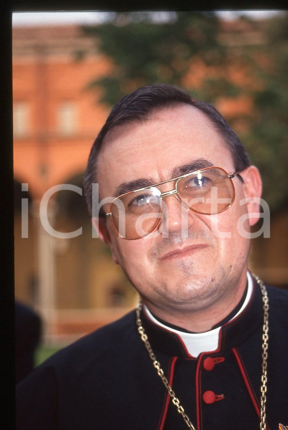 35mm vintage slide* 1993 MILANO Arcivescovo Vinko Puljić Meeting per la pace 13*  Diapositiva d'epoca, in formato 35 mm. Nella diapositiva compare l'arcivescovo di Sarajevo Vinko Puljić ospite del VII Meeting Internazionale Interreligioso per la Pace dal titolo "Terra degli uomini, invocazioni a Dio", organizzato dalla Comunità di Sant'Egidio e svoltosi tra il 19 e il 22 settembre 1993 a Milano. Tutti i diritti riservati.E' severamente vietata la riproduzione. ICharta mette in vendita, sul negozio eBay e in esclusiva sul sito "icharta" il proprio archivio composto da numerose diapositive e negativi fotografici d'epoca, tutti originali e autentici, che attraversano la storia del costume italiano tra gli la fine degli anni Sessanta e Novanta.Si tratta di uno sguardo inedito sull'attualità, la politica, la vita quotidiana, il gossip e la cultura, che fotografa il cambiamento della nazione in quest'ultimo scorcio del XX secolo. Un'occasione unica per il mercato del collezionismo, che vede finalmente disponibile un archivio eccezionale per vastità, tematiche e condizioni, in un settore (il negativo fotografico e la diapositiva) di assoluta novità e dalle interessanti prospettive di investimento. CONDIZIONI:FAIR/discretoFORMATO: 35mm originale e autentica 1